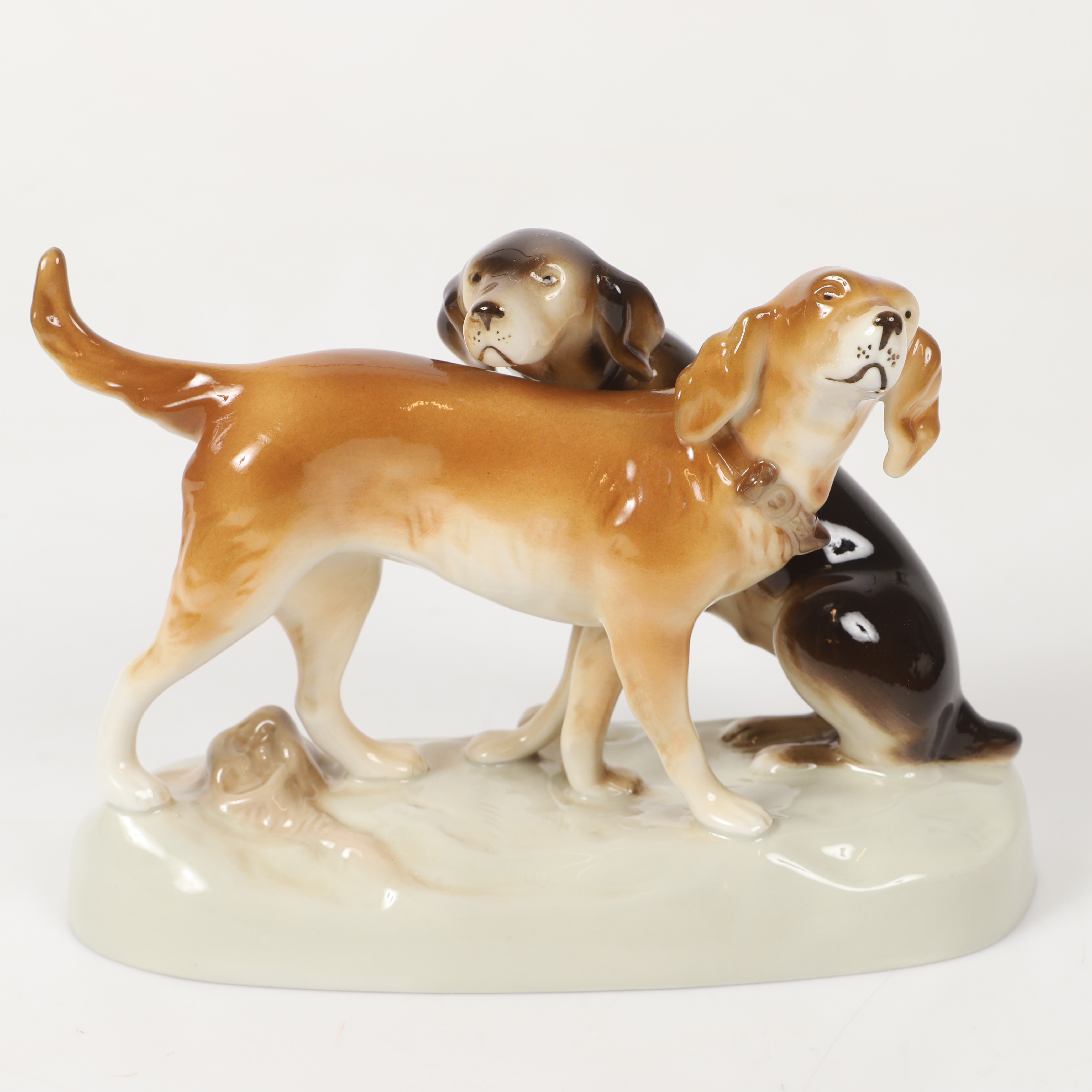 FIGURIN, jakthundar, porslin, Royal Dux, Tjeckoslovakien.