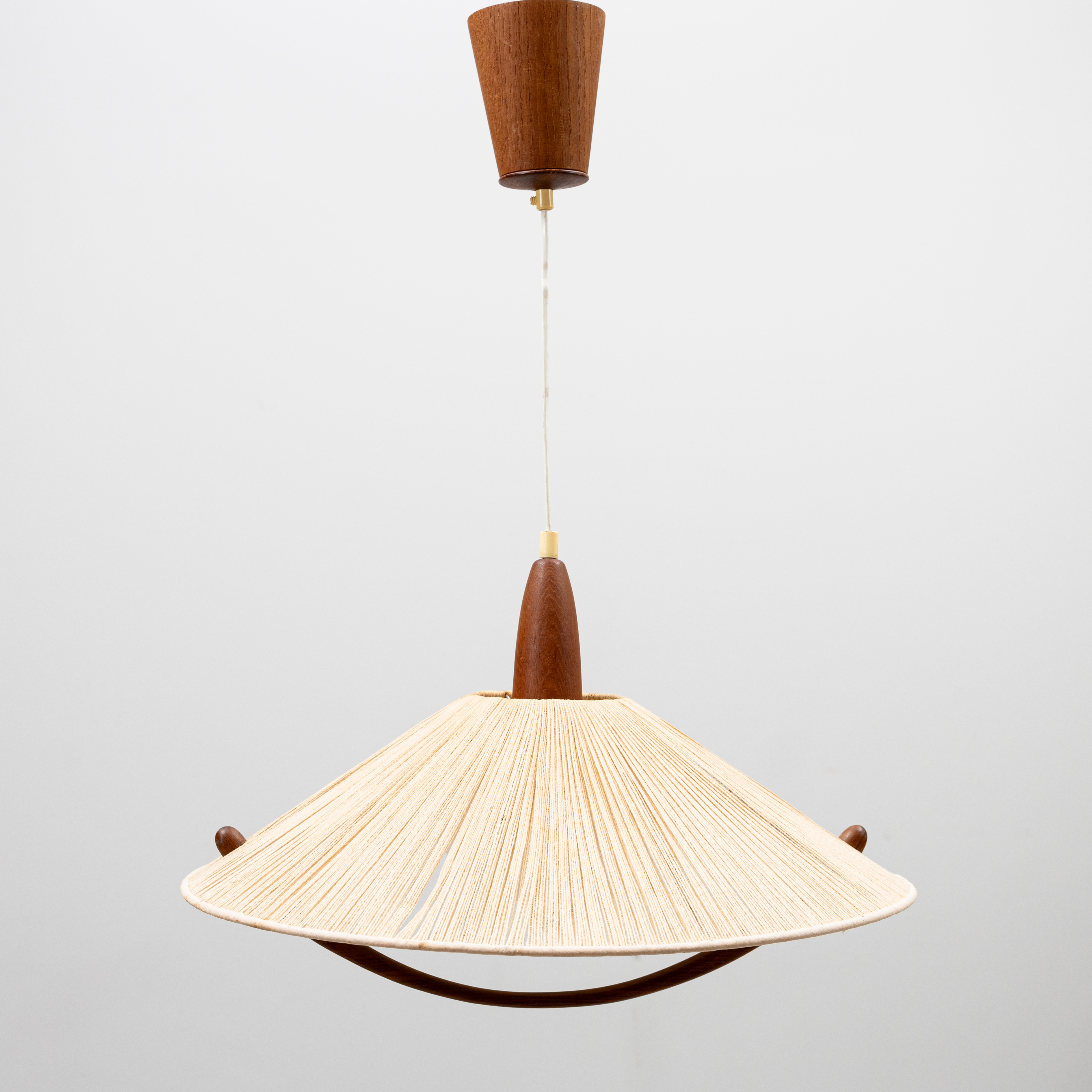 TAKLAMPA, teak och snöre, kupa i plast, 1900-talets mitt.
