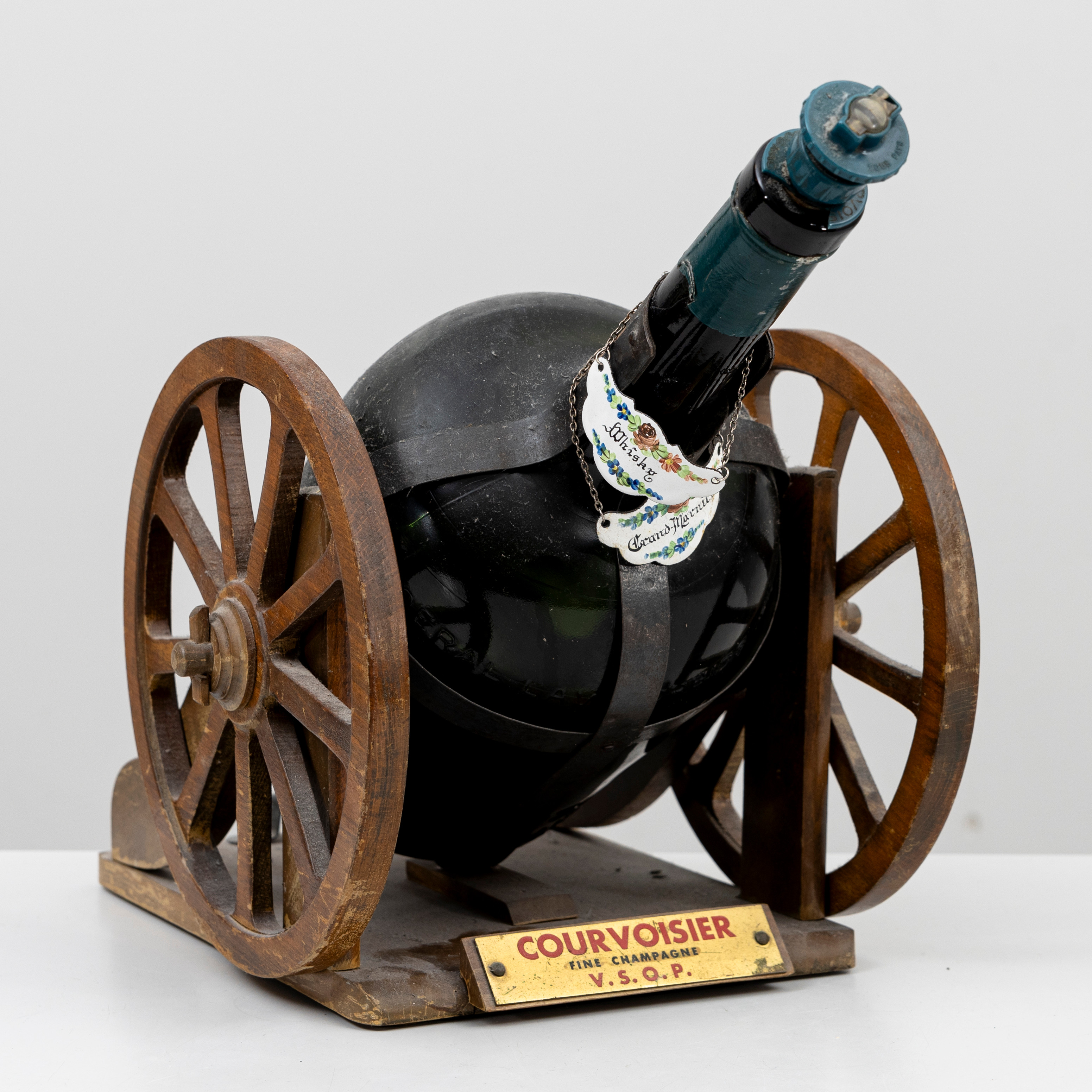 KONJAKSBUTELJ, monterad i lavettliknande ställning, 1900-tal.