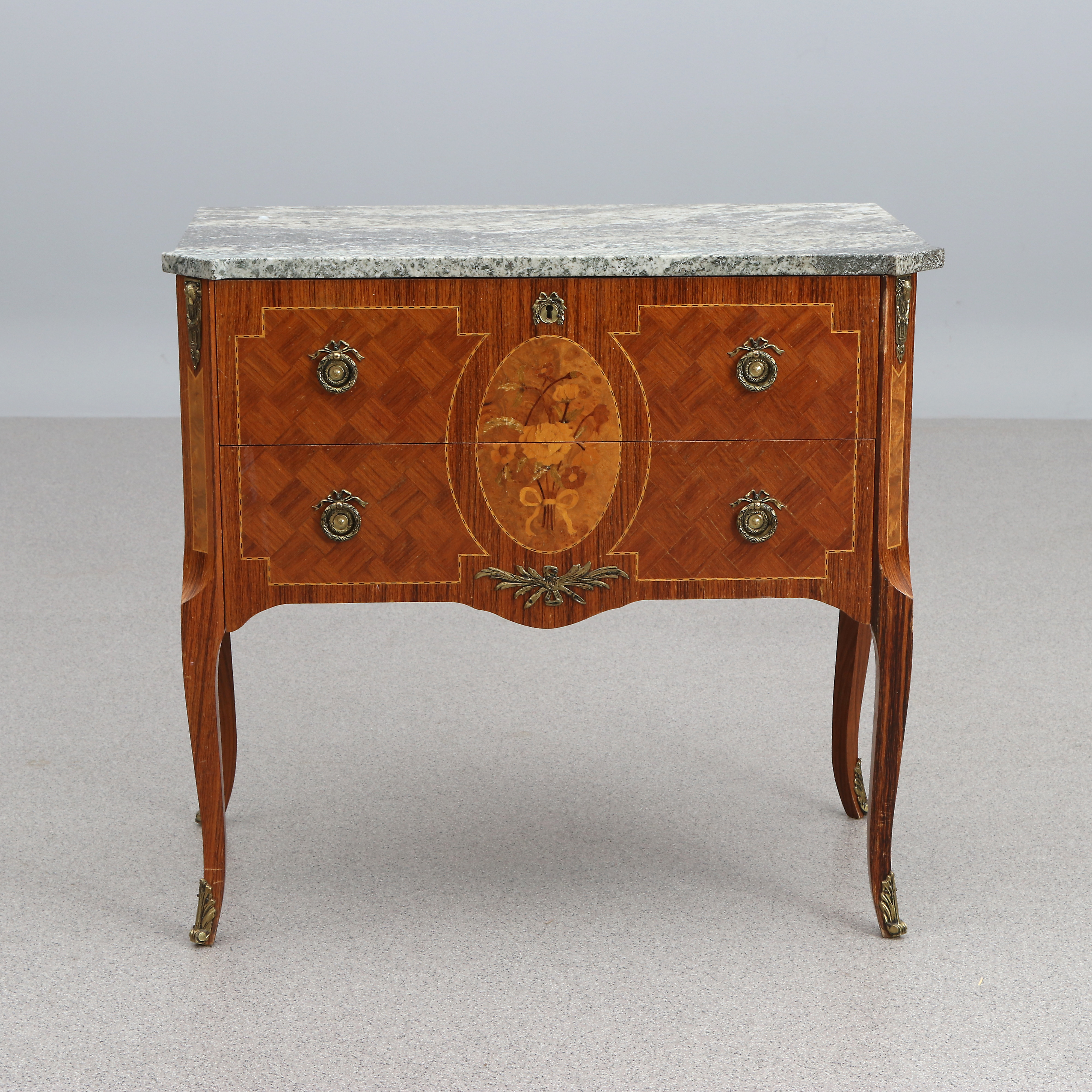 BYRÅ MED MARMORSKIVA. Vanöt och mahogny med mässingsbeslag. Gustaviansk stil, 1900-tal.