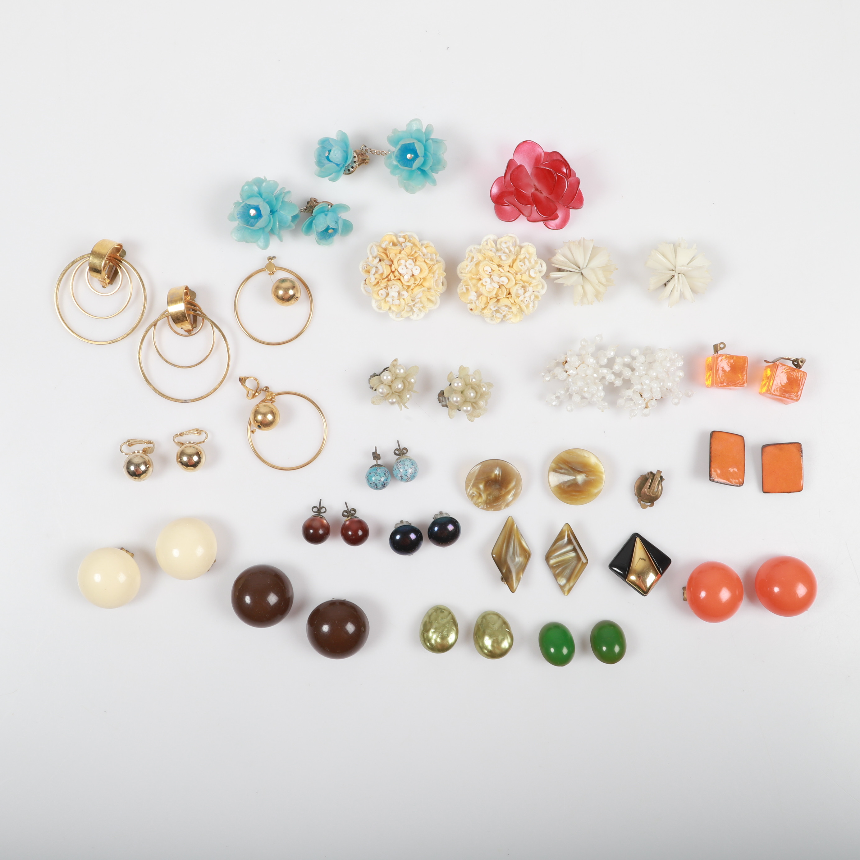 ÖRHÄNGEN, 20 par, plast/metall, 1960/70-tal.