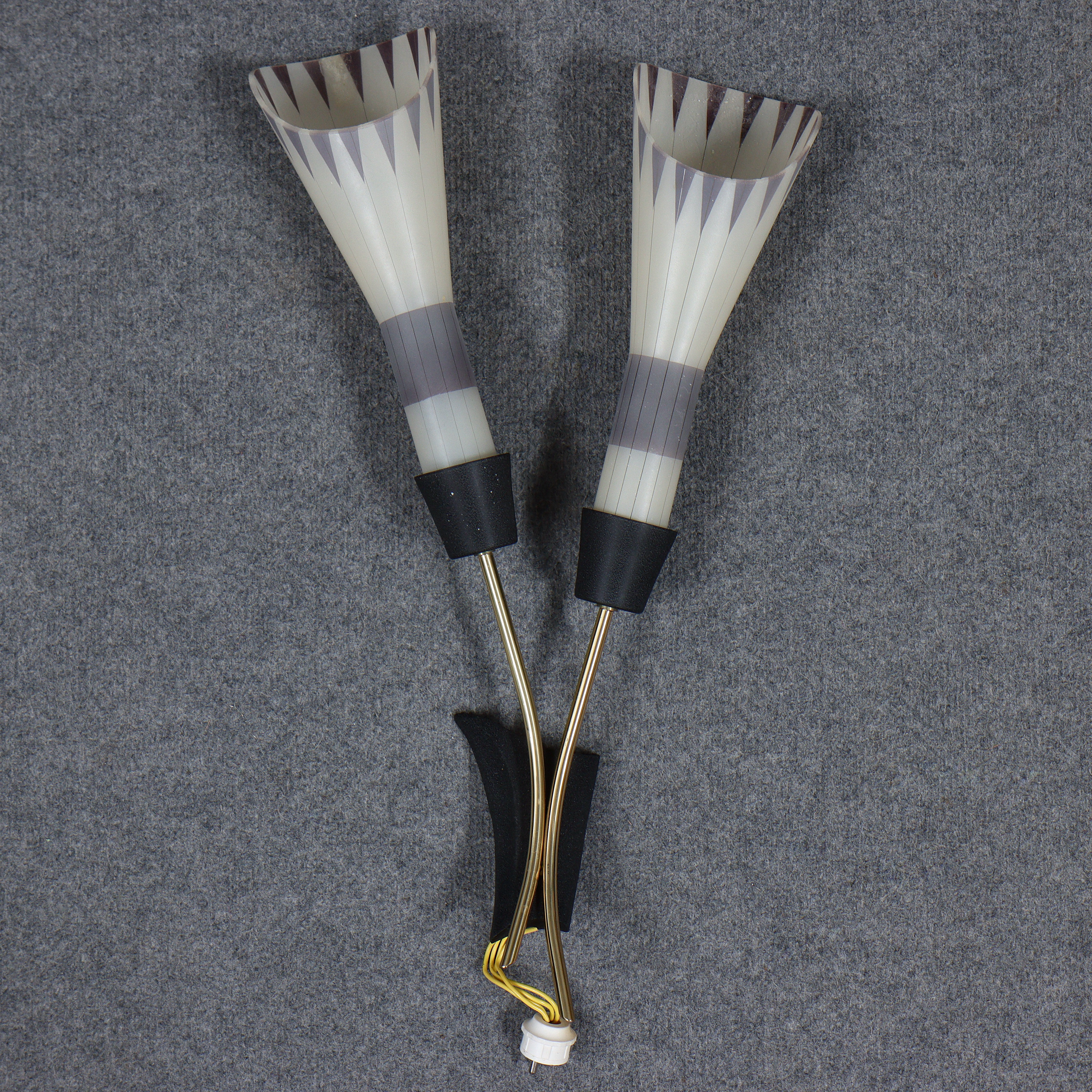 VÄGGLAMPA, ITSU, 1950-TAL, FINLAND, GLASKUPOR, MÄSSING, SVARTMÅLAD METALL.