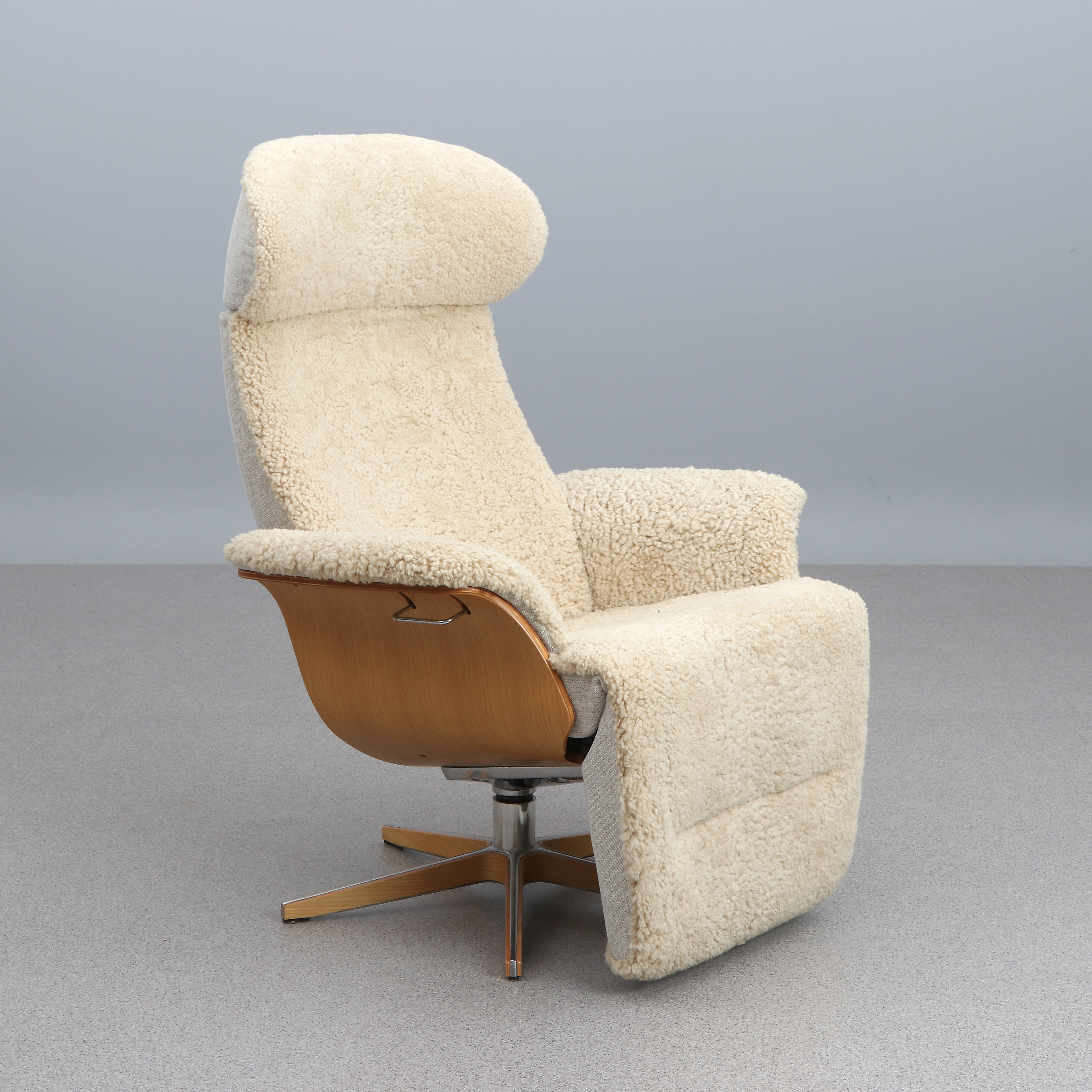 CONFORM, VILFÅTÖLJ. Ek och aluminium med klädsel i textil samt fårskinn. Samtida tillverkning.