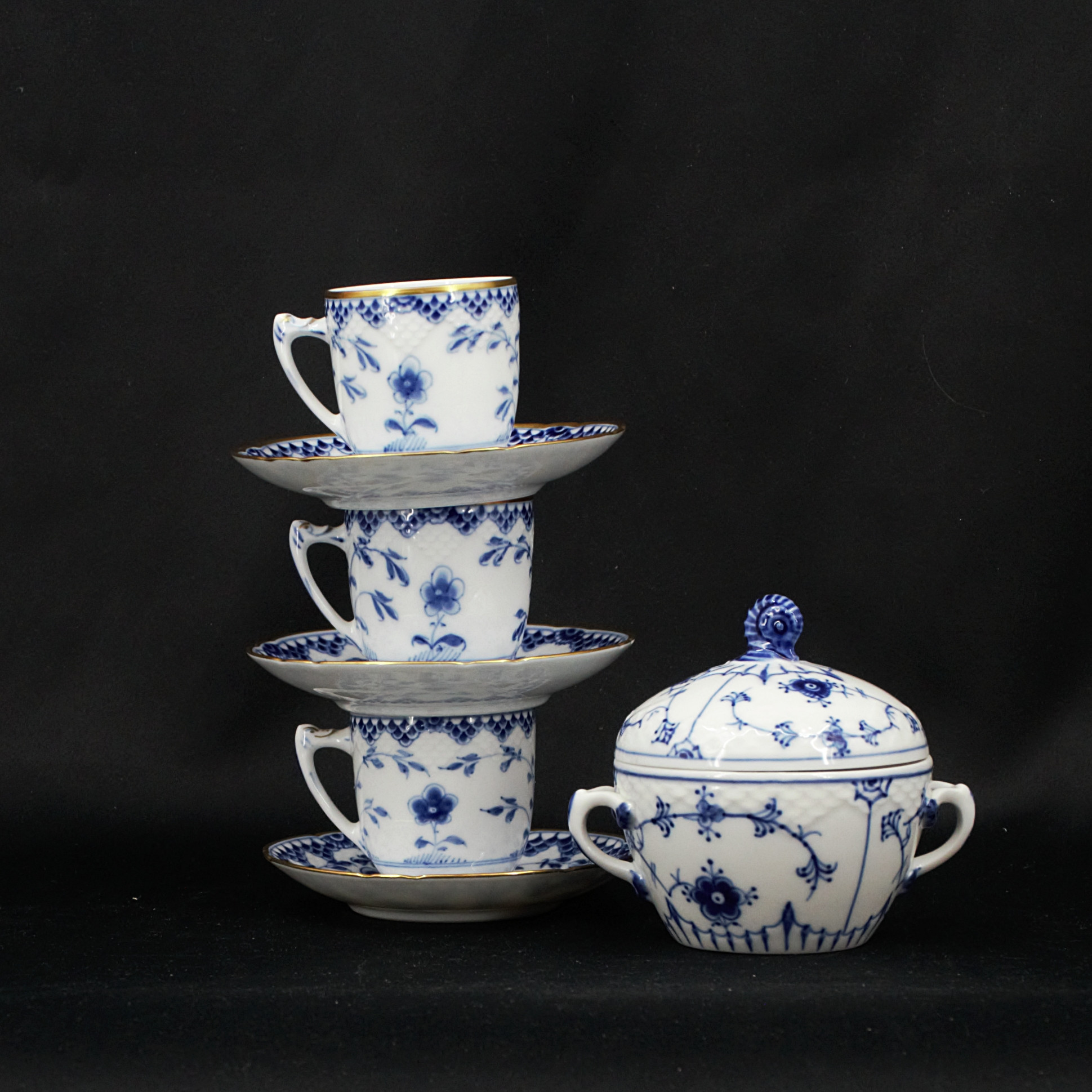 SOCKERSKÅL och MOCCAKOPPAR, "Musselmalet" och "Sommerfugl", 7 delar, porslin, Bing & Gröndal, Danmark.