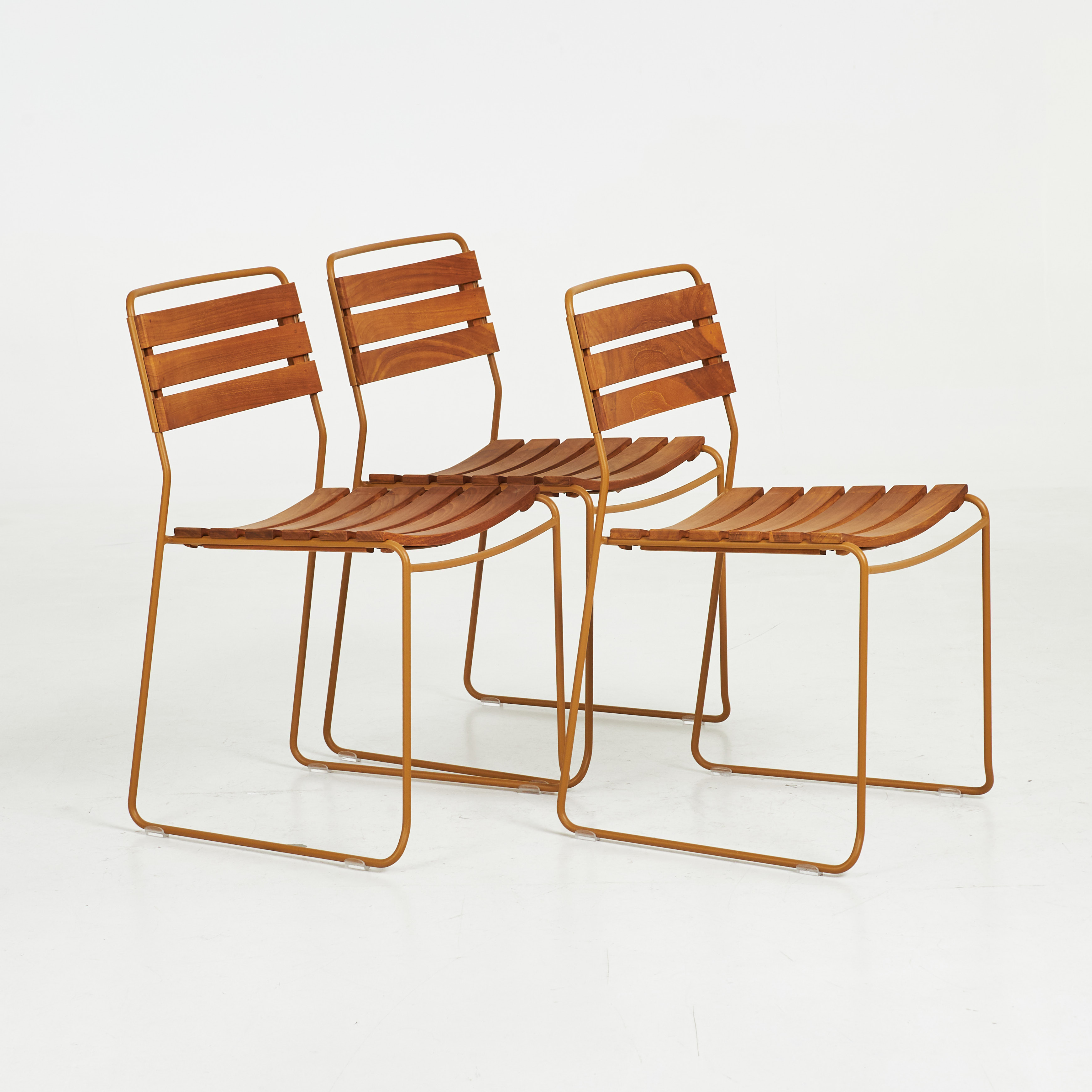 HARALD GUGGENBICHLER. stolar, 3 st, "Surprise Chair", för Fermob, brunlackerad stomme, teak, stapelbara.