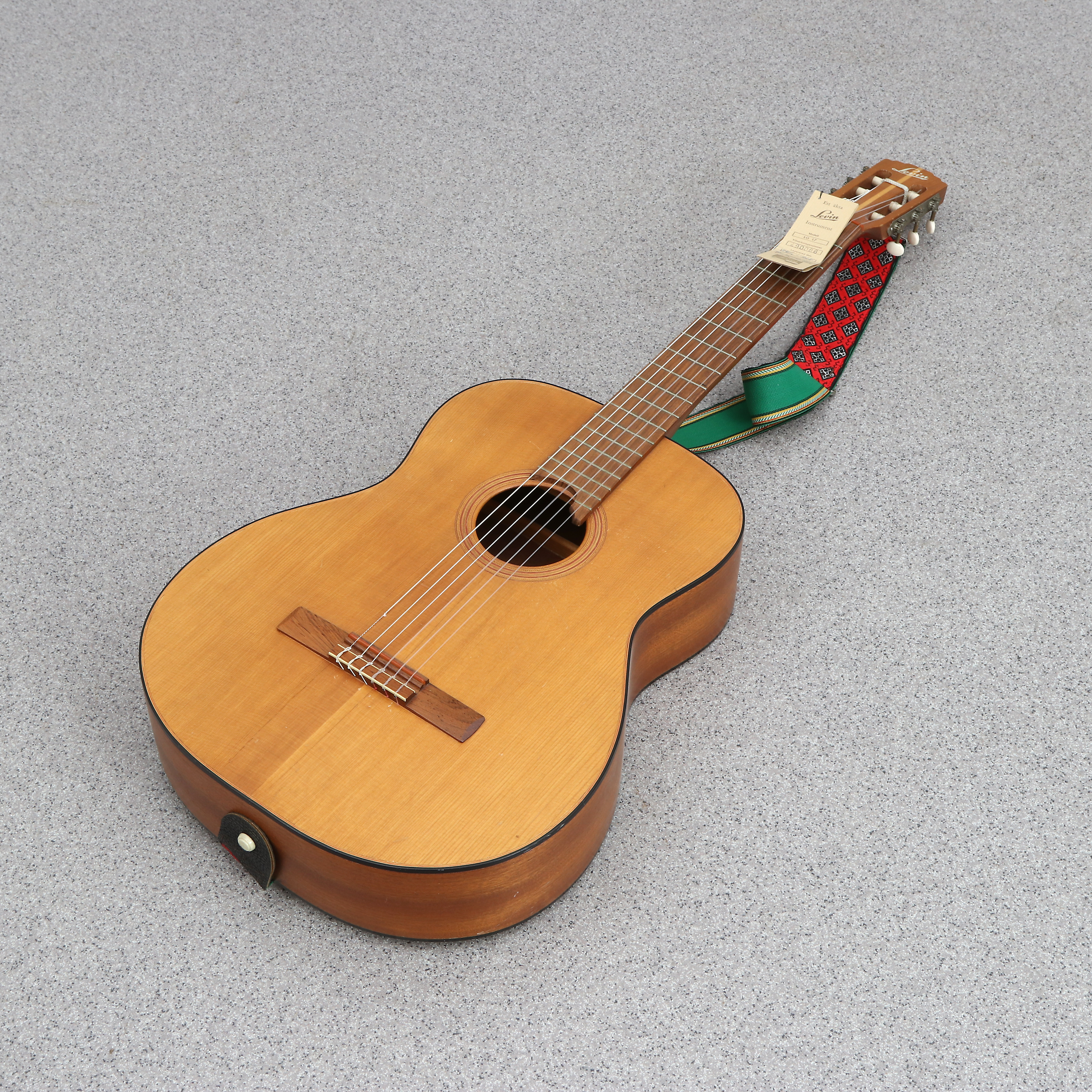LEVIN AKUSTISK GITARR. Modell LG 17, serienr 490088. Tillverkad 1968.