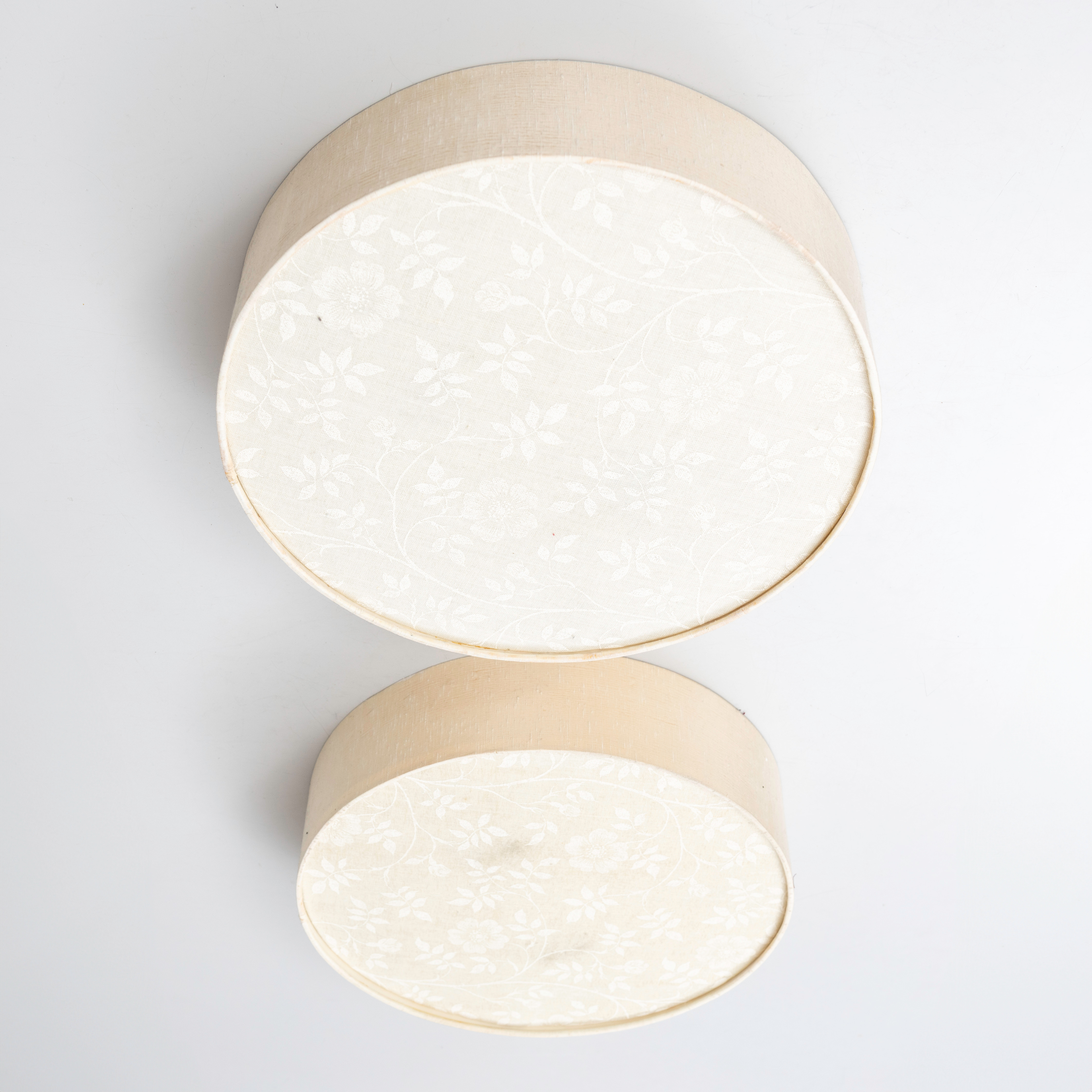 TAKPLAFONDER, ett par, textilklädda, 1900-talets andra hälft.