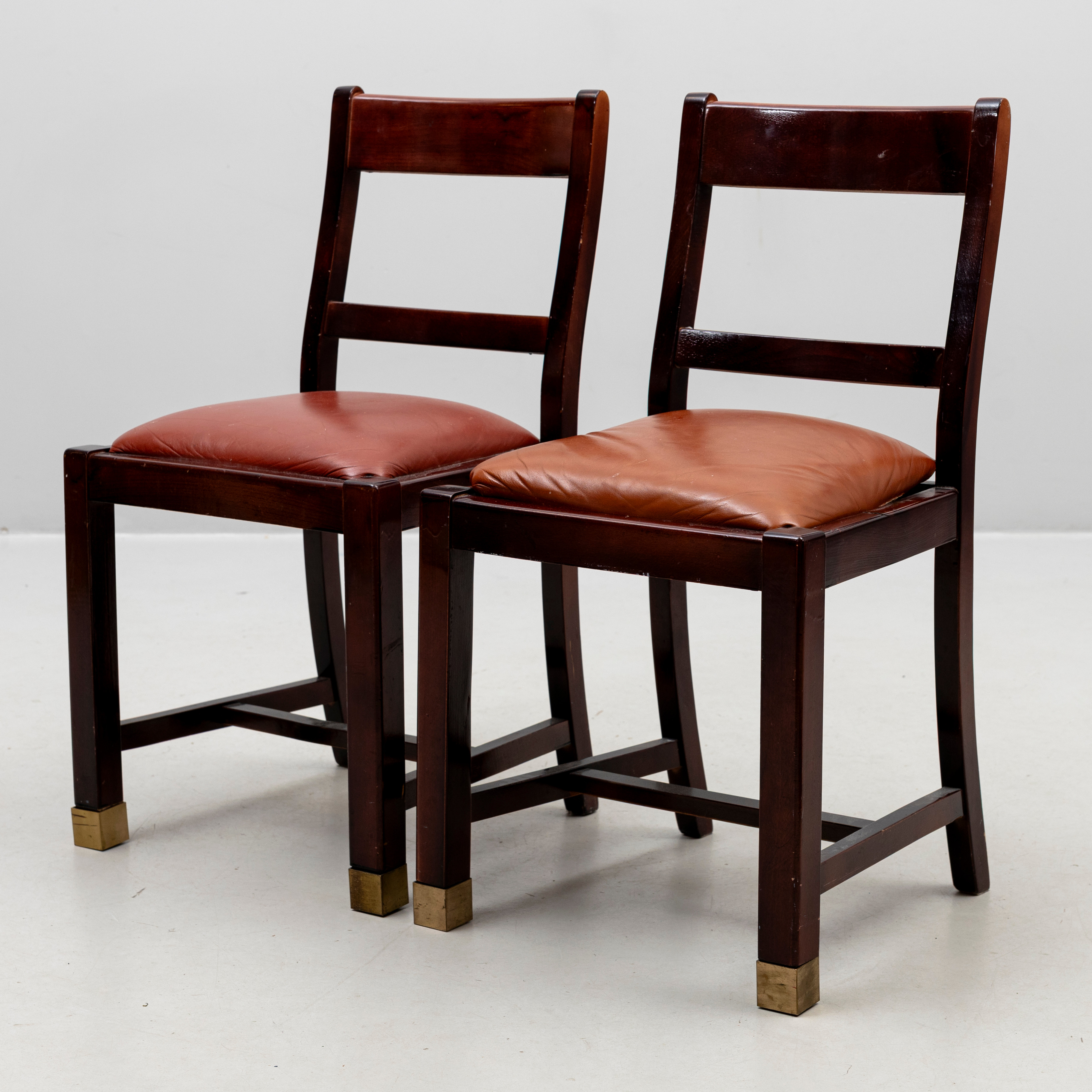 STOLAR, 1 par, främre ben med mässingsskodda fötter, 1900-tal.