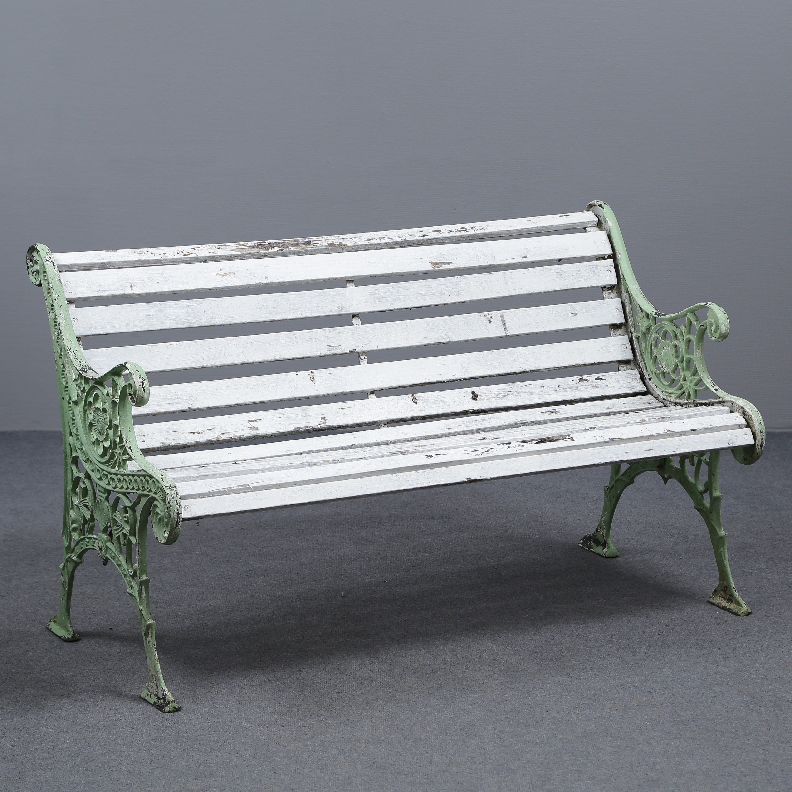 TRÄDGÅRDSSOFFA, TRÄRIBBOR, GAVLAR GJUTJÄRN, 1900-TAL.