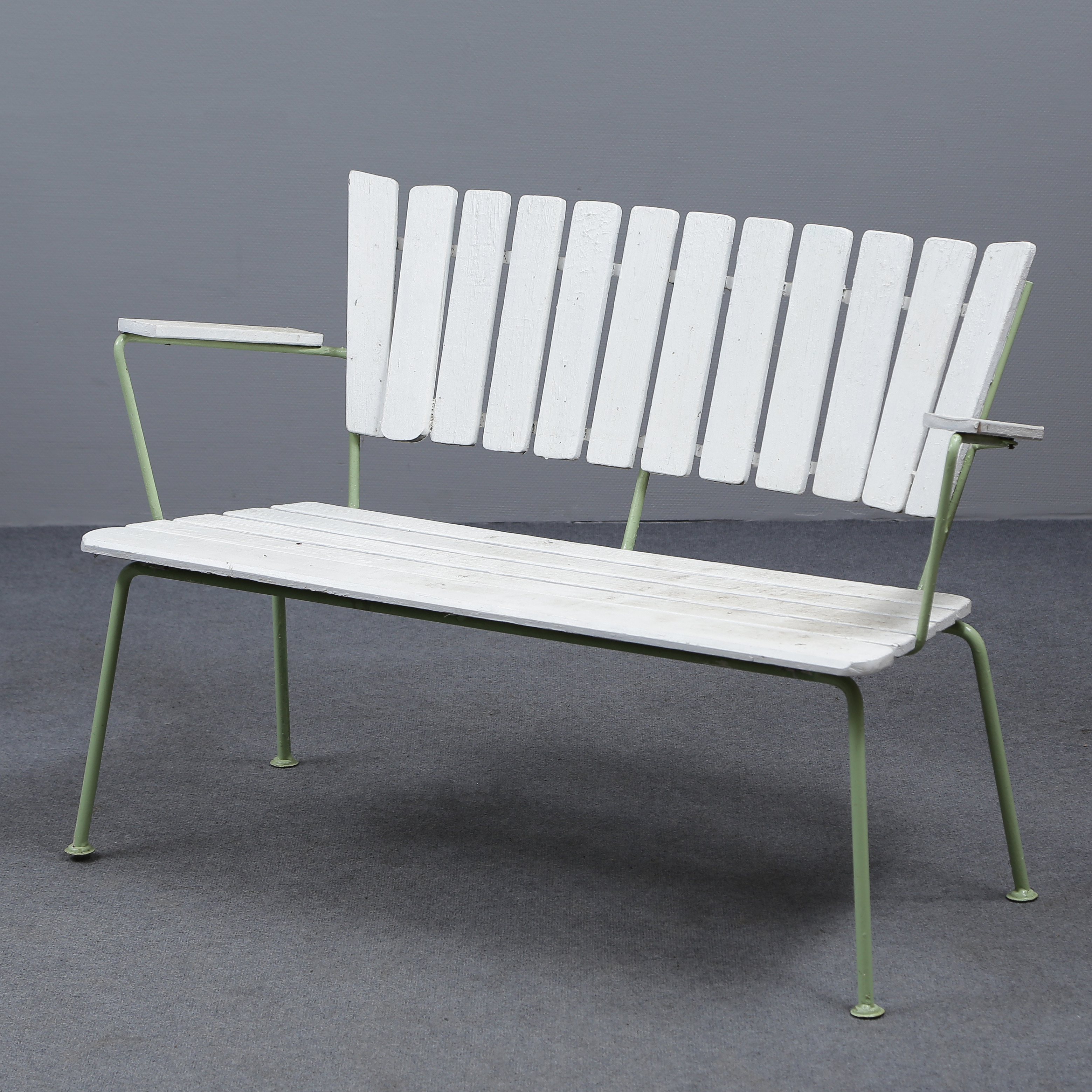 TRÄDGÅRDSSOFFA, TRÄRIBBOR, BEMÅLAD METALL, 1900-TAL.