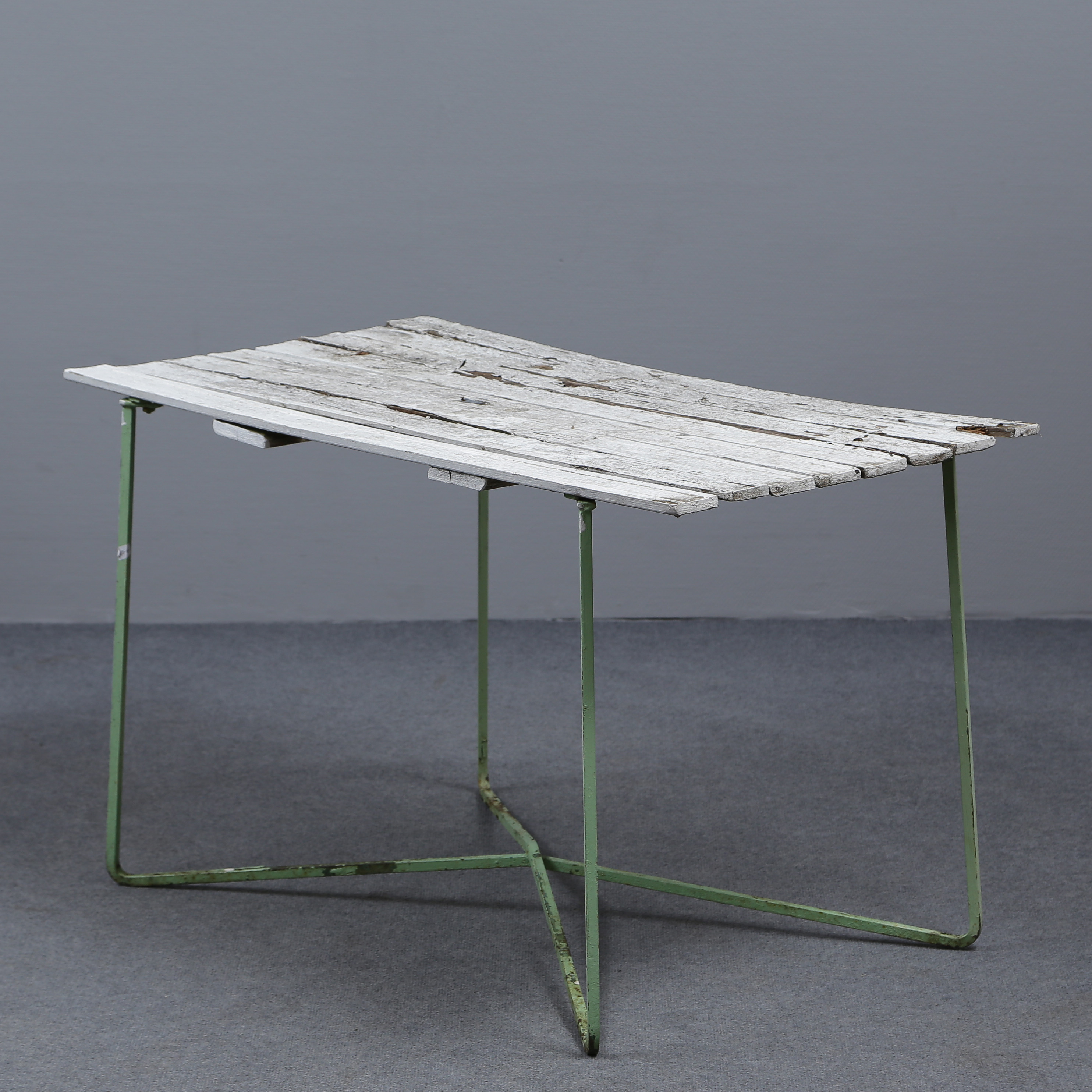 GRYTHYTTAN TRÄDGÅRDSBORD, TRÄRIBBOR, BEMÅLAD METALL, BRICKMÄRKT GRYTHYTTANS STÅLMÖBLER.