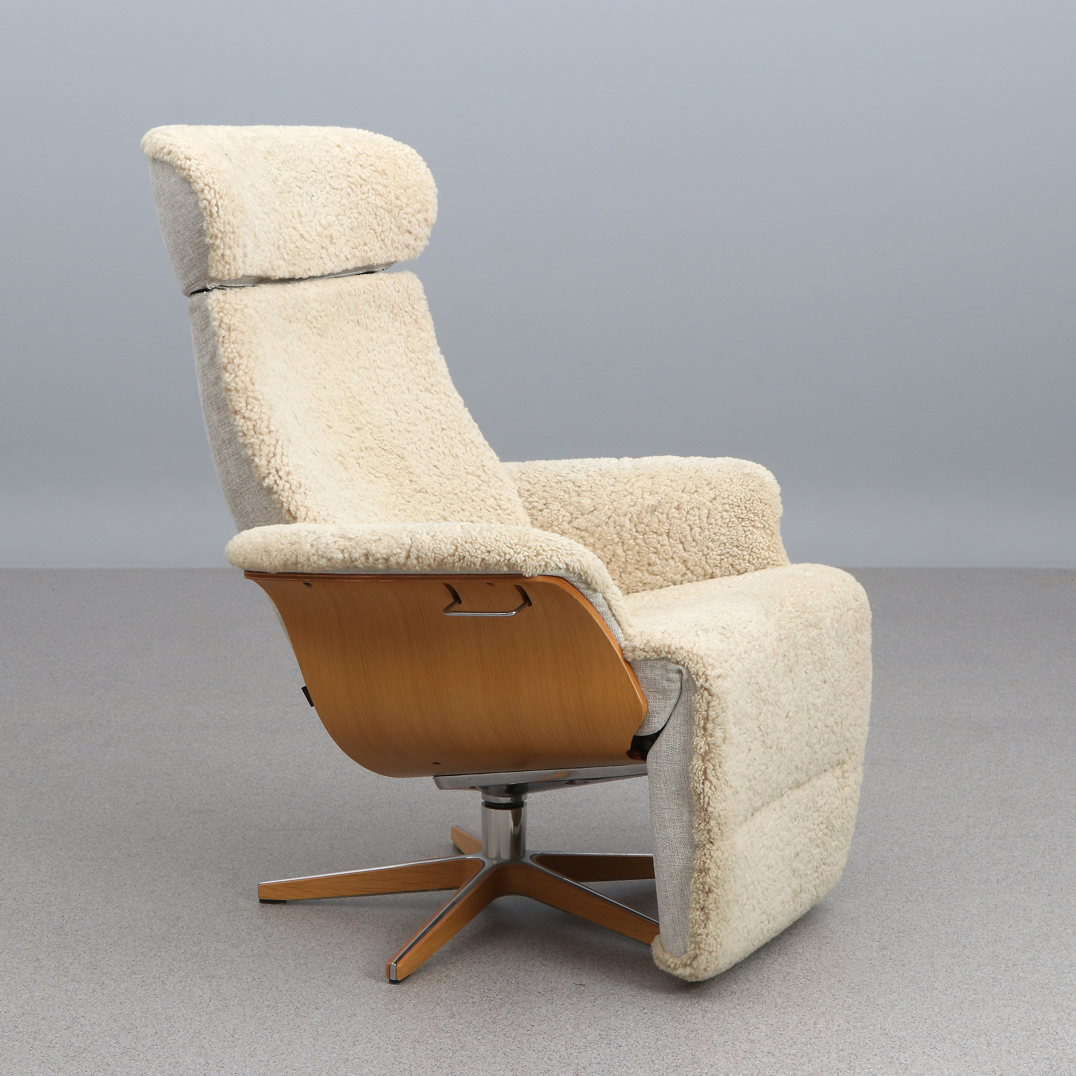 CONFORM, VILFÅTÖLJ. Ek och aluminium med klädsel i textil samt fårskinn. Samtida tillverkning.