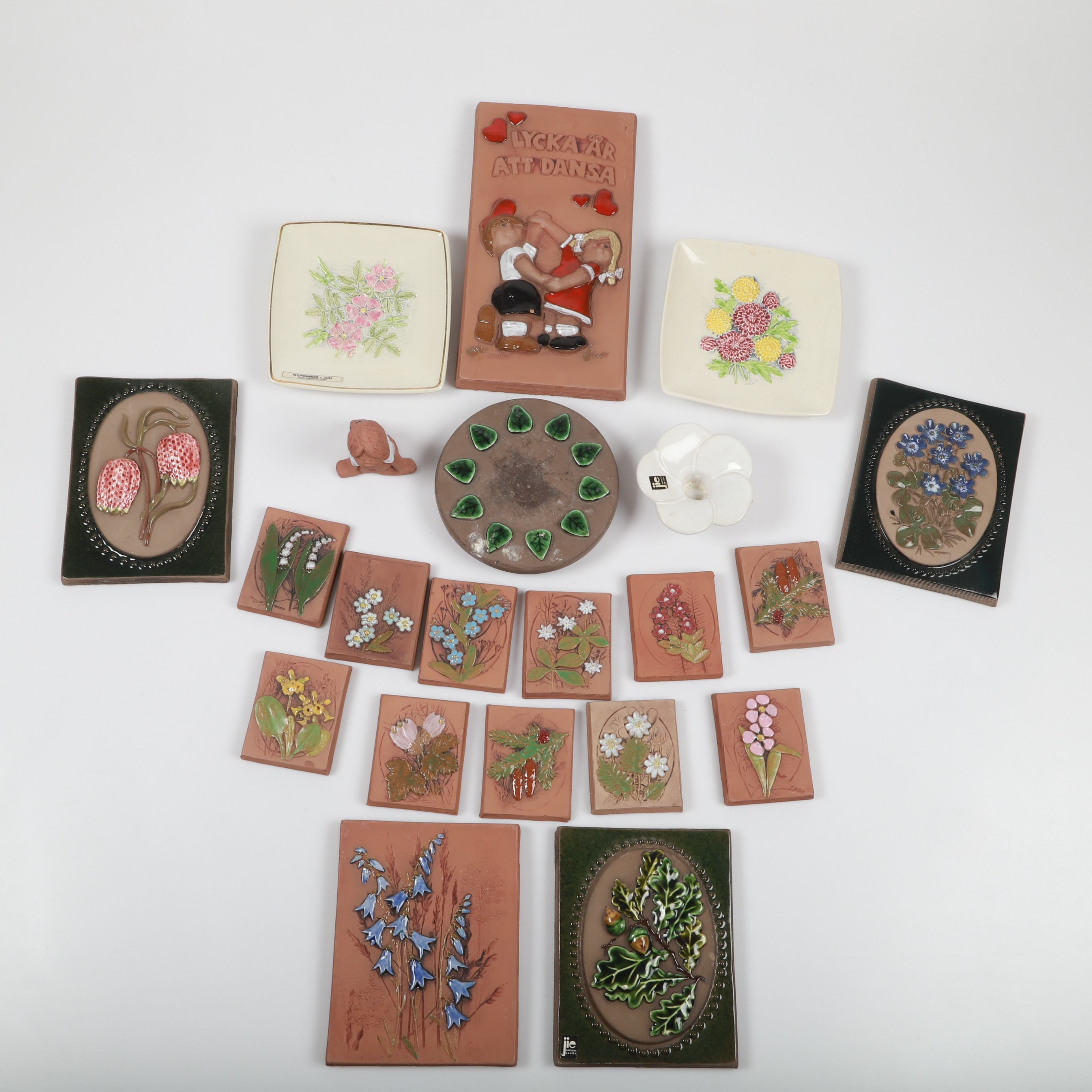 VÄGGRELIEFER M.M., 21 delar, delvis glaserad keramik, Jie.