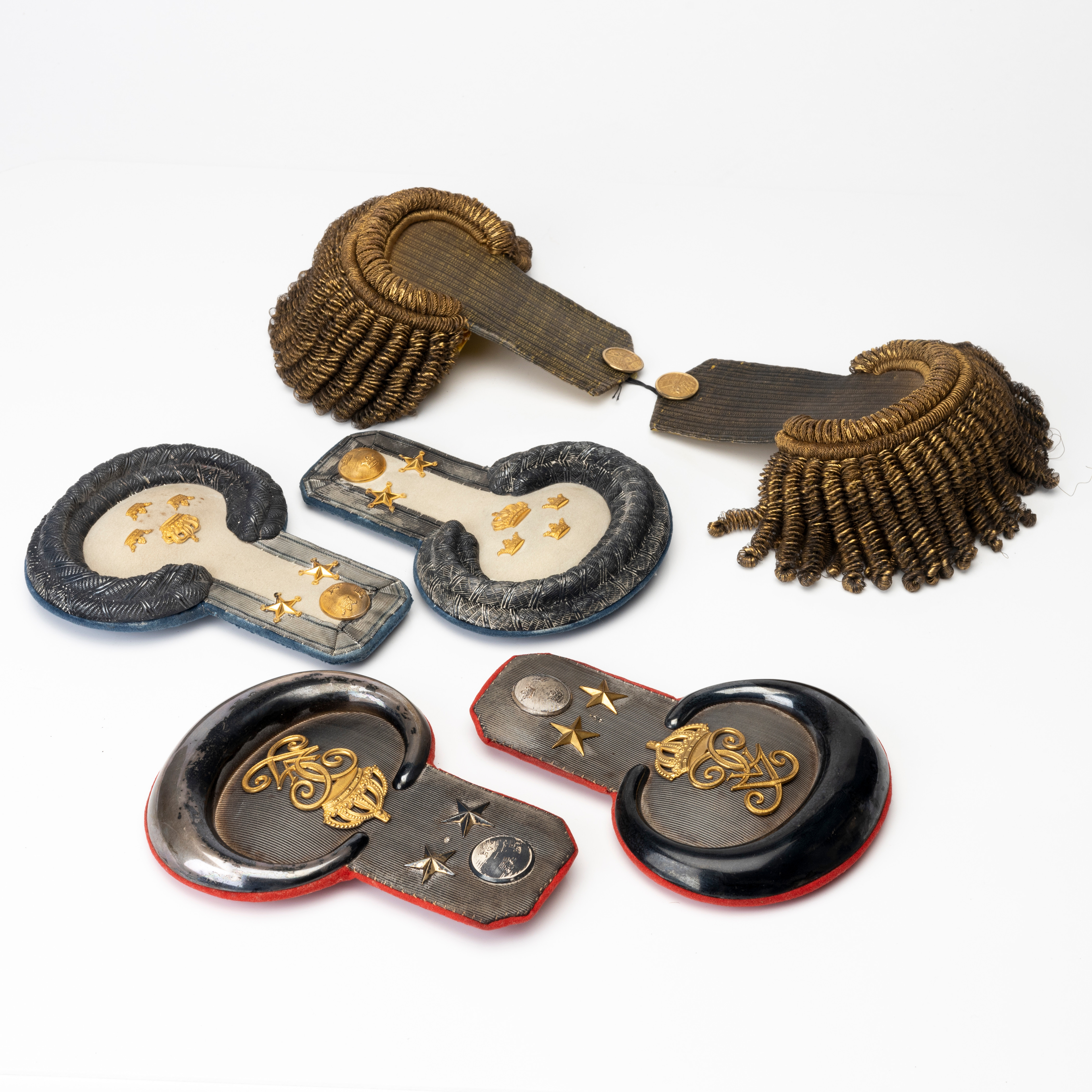 EPÅLETTER, 3 par, svenska, bl.a m/1895, Livregementets dragoner och m/1830-1908 Göta Livgarde.