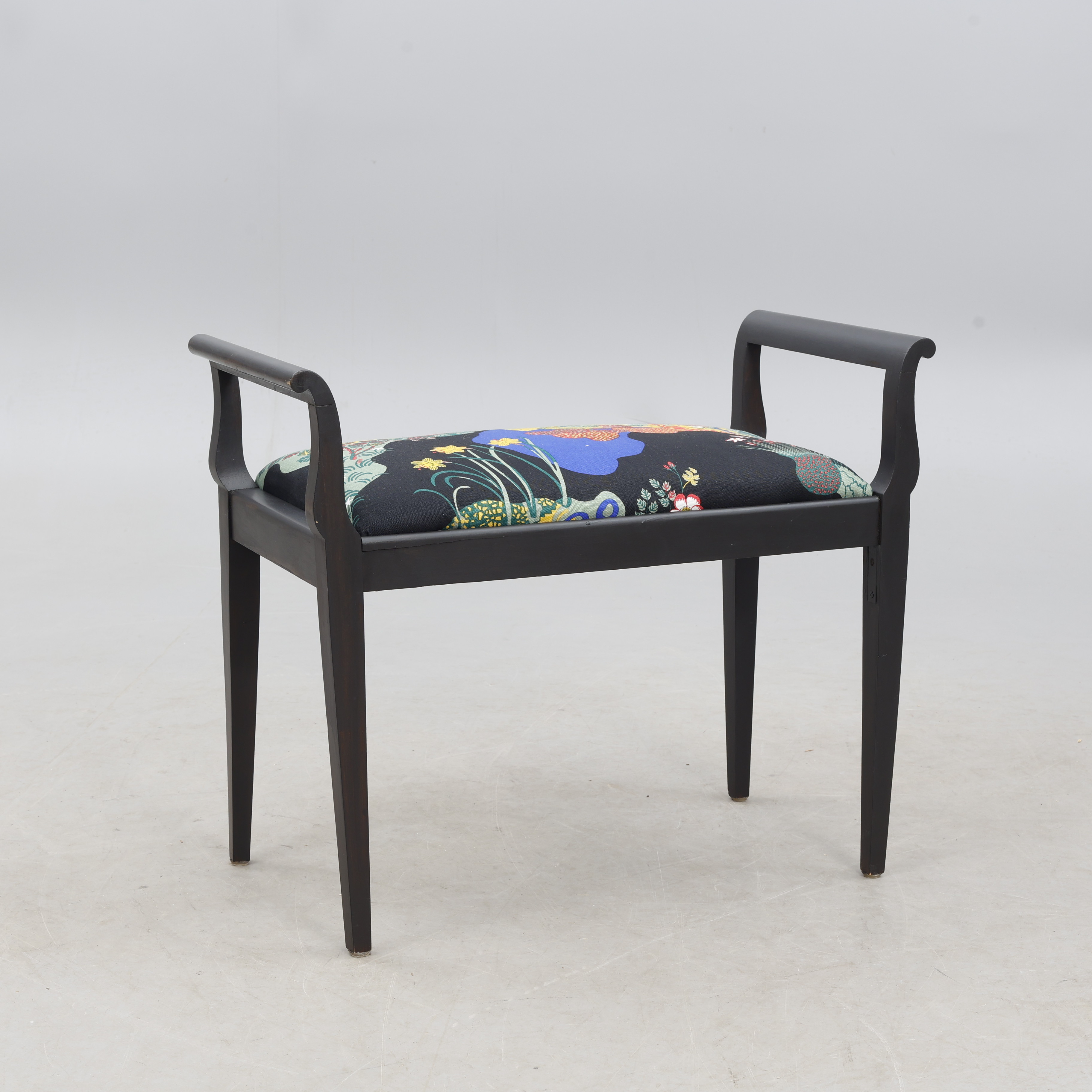 JOSEF FRANK. PIANOPALL/TABURETT, bemålad, klädd med tyg från Svenskt tenn, " Anakreon ".
