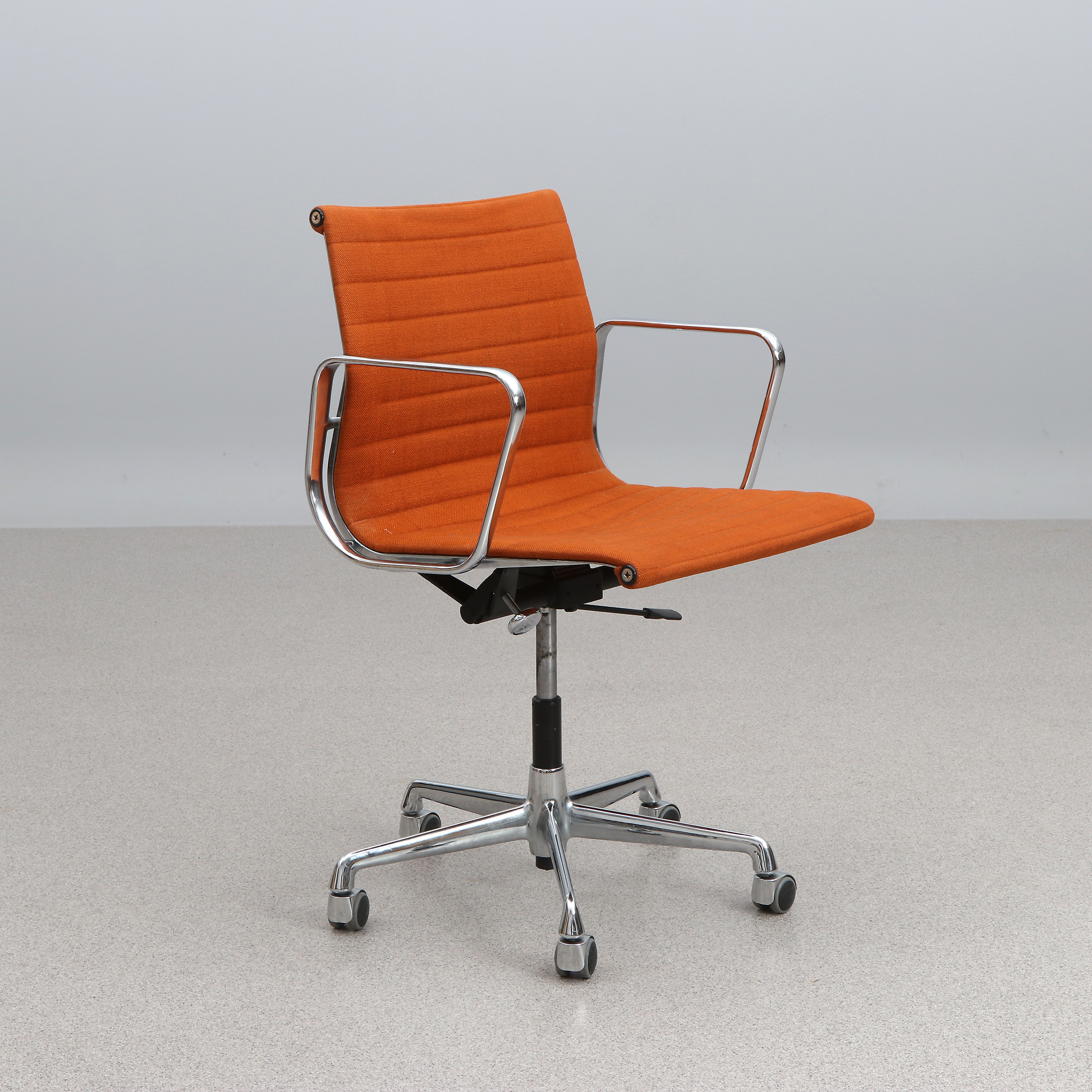 EAMES, KONTORSSTOL. Förkromad metall med textilklädsel. Vitra, samtida tillverkning. Märkt undertill.