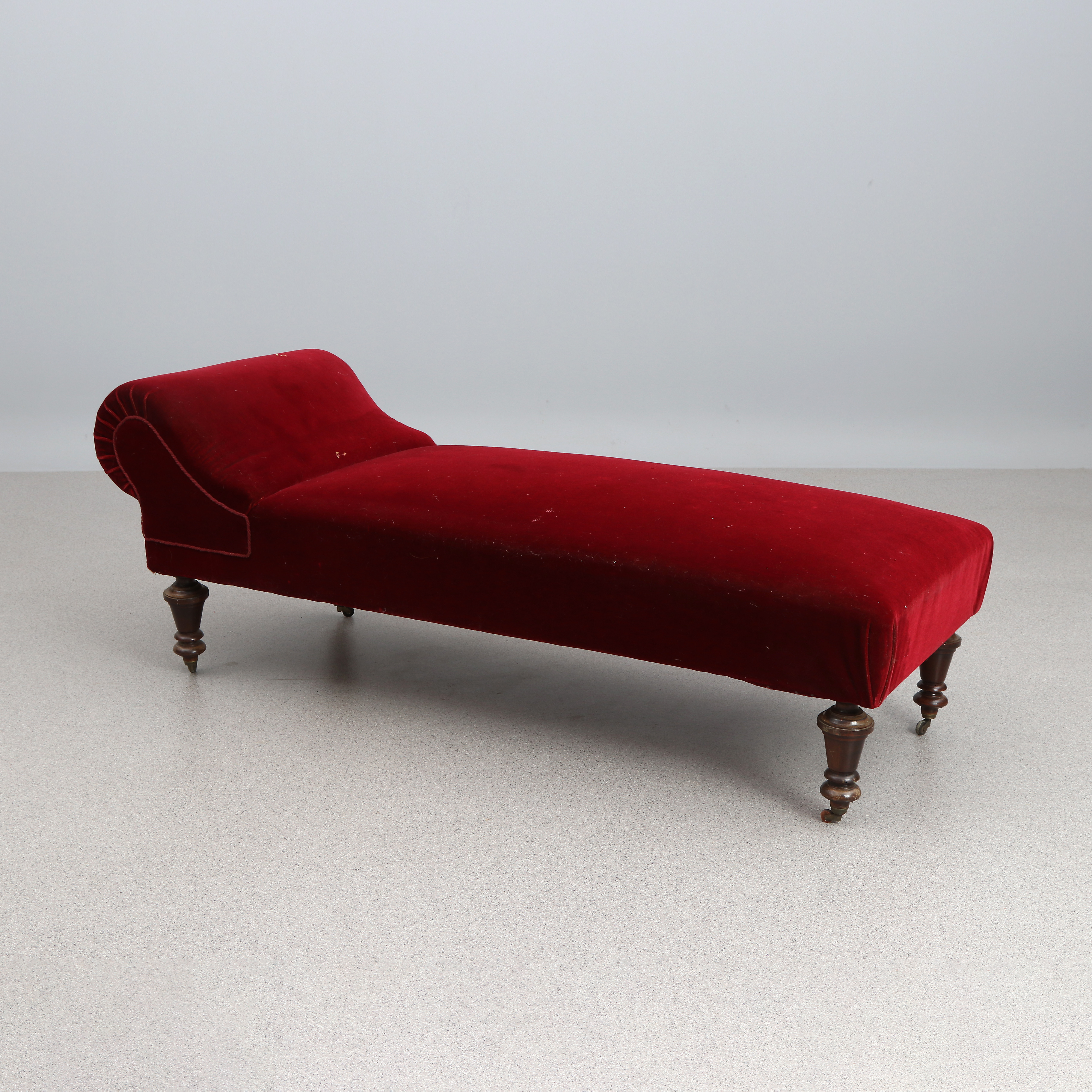 SCHÄSLONG. Plyschklädsel. Nyrenässans, omkring år 1900.