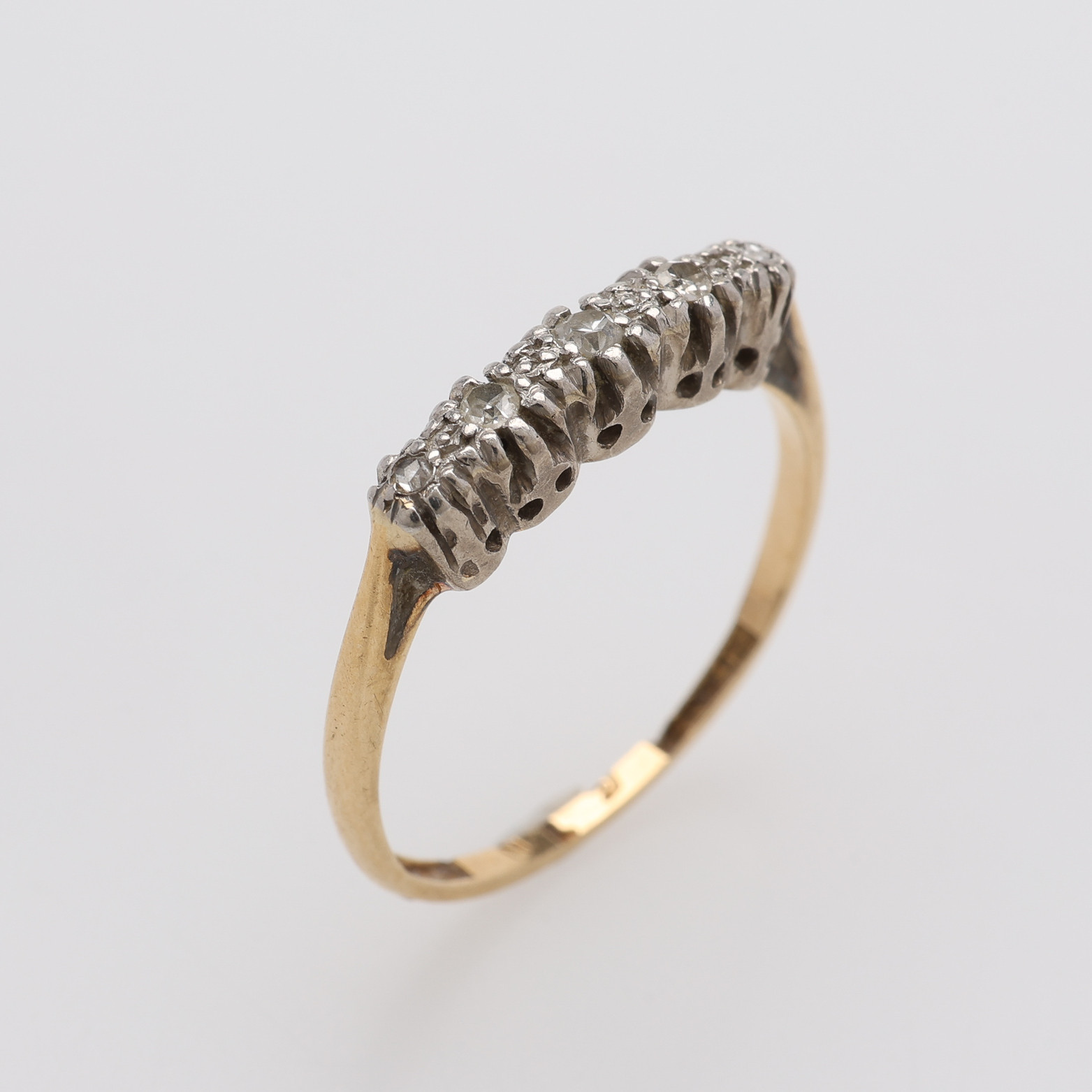 RING, 18K GULD & SMÅ DIAMANTER, TOTALT Ca. 2,1 g.