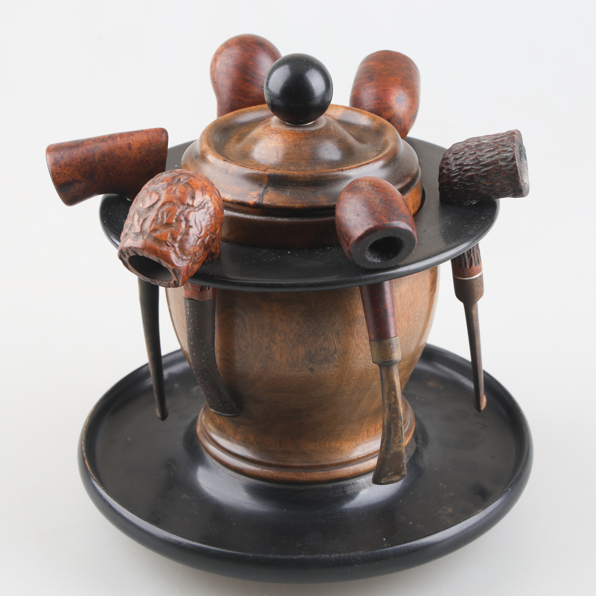 TOBAKIANA, pipställ och pipor, med tobaksburk, 1920/30-tal.