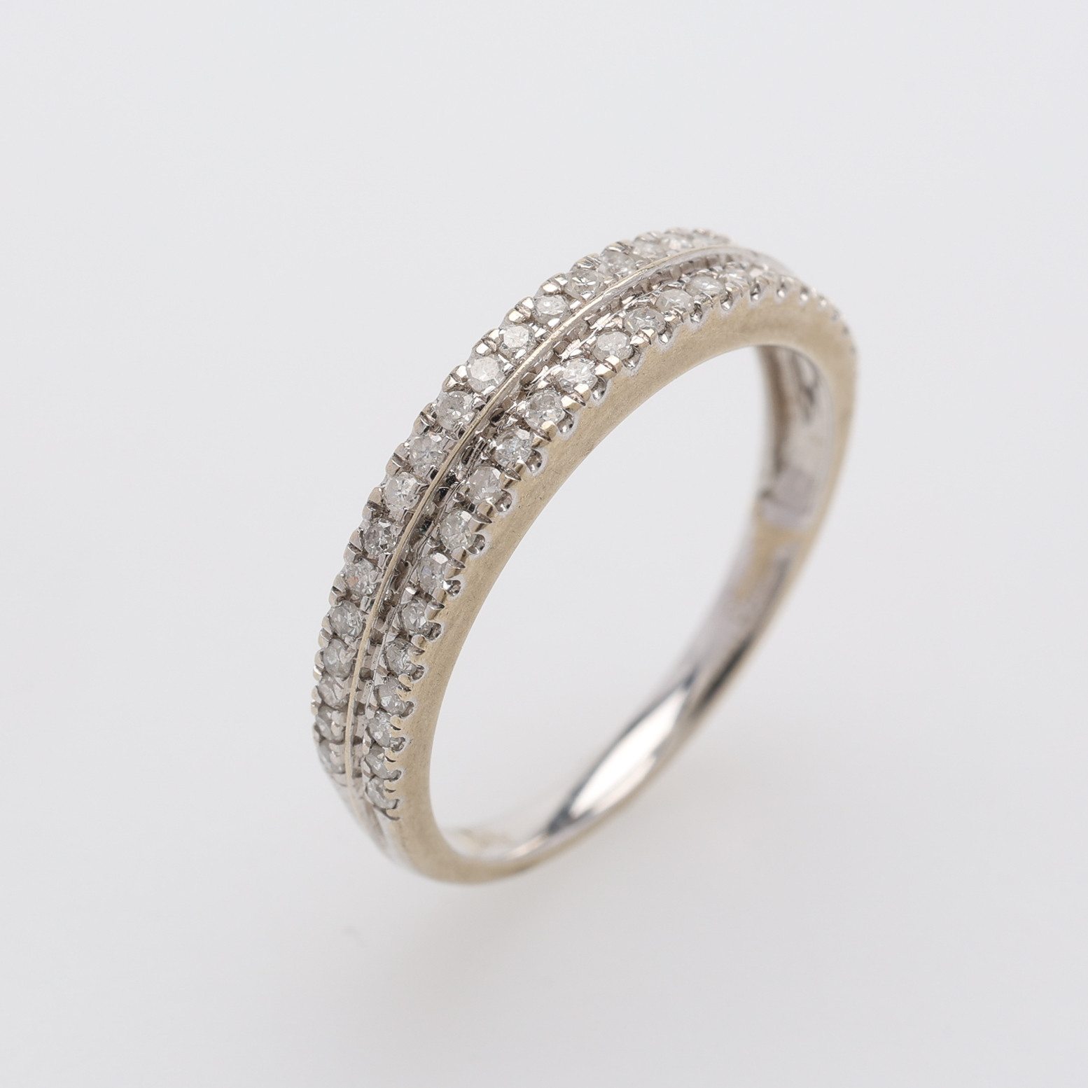 RING, 18K VITGULD & DIAMANTER, SHEFFIELD, TOTALT Ca. 2 g.