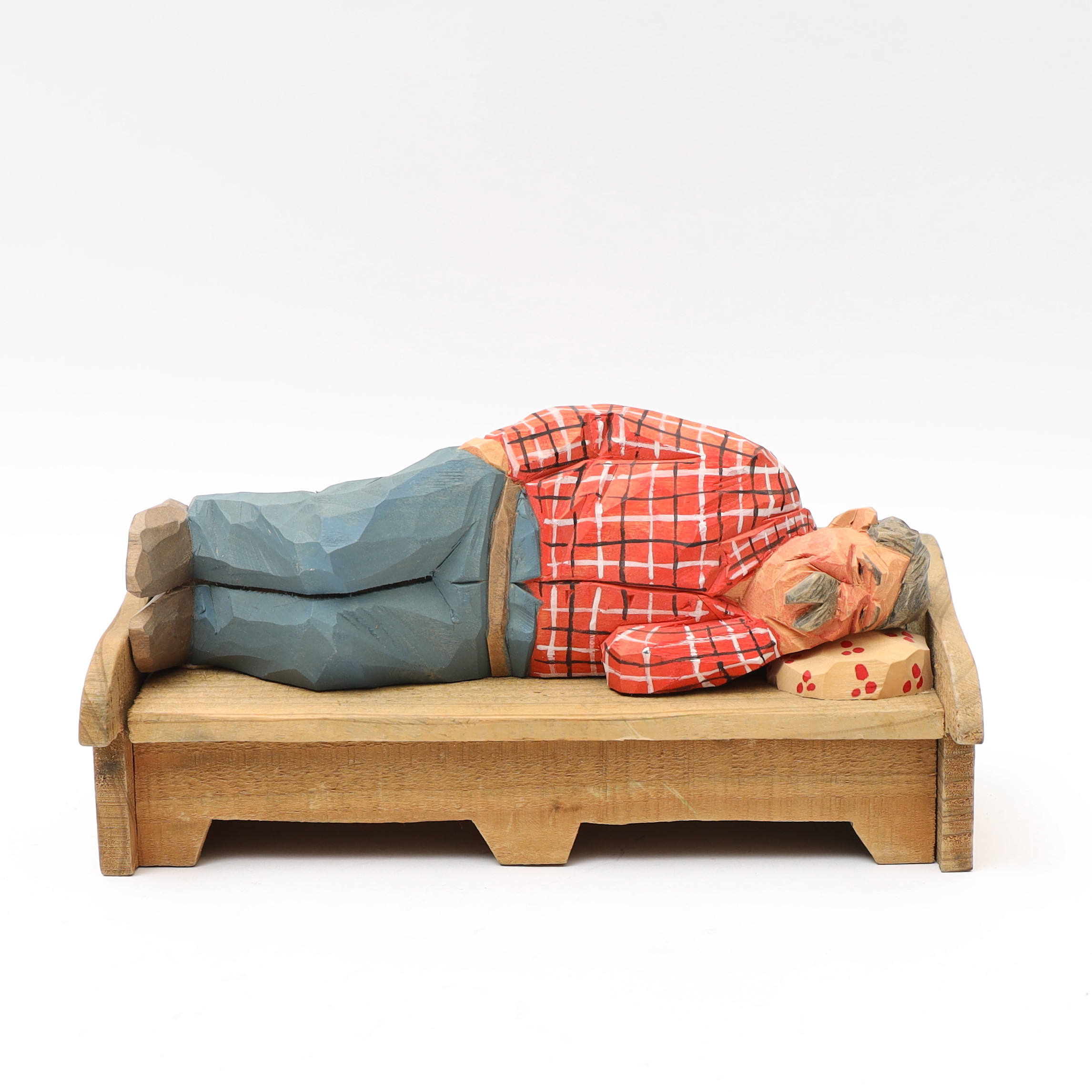 SVEN GUNNARSSON. Träfigur, vilande man på soffa.