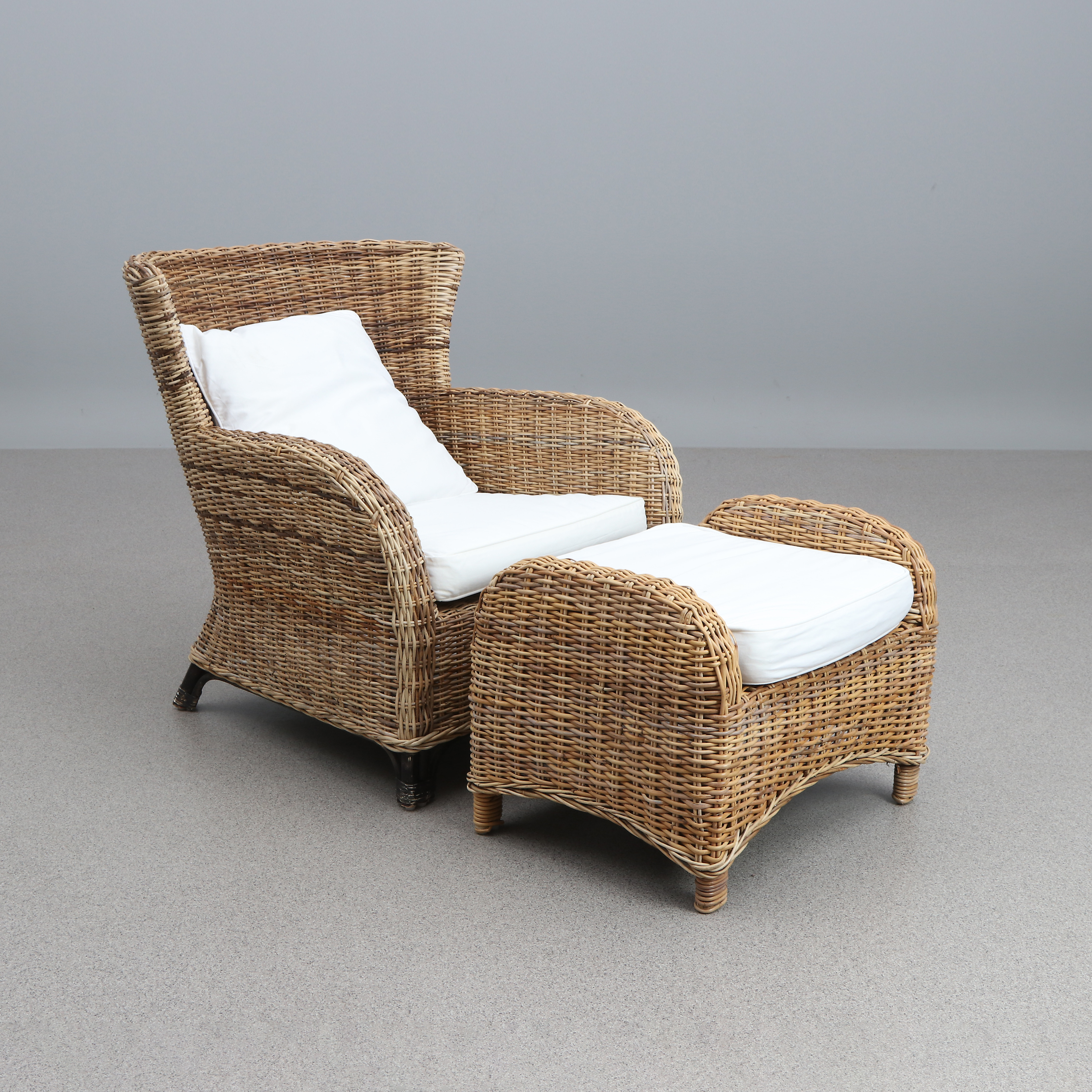 ARTWOOD, VERANDAFÅTÖLJ MED FOTPALL. Flätad rotting med textilklädda kuddar. Samtida tillverkning. Fotpallen plakettmärkt.