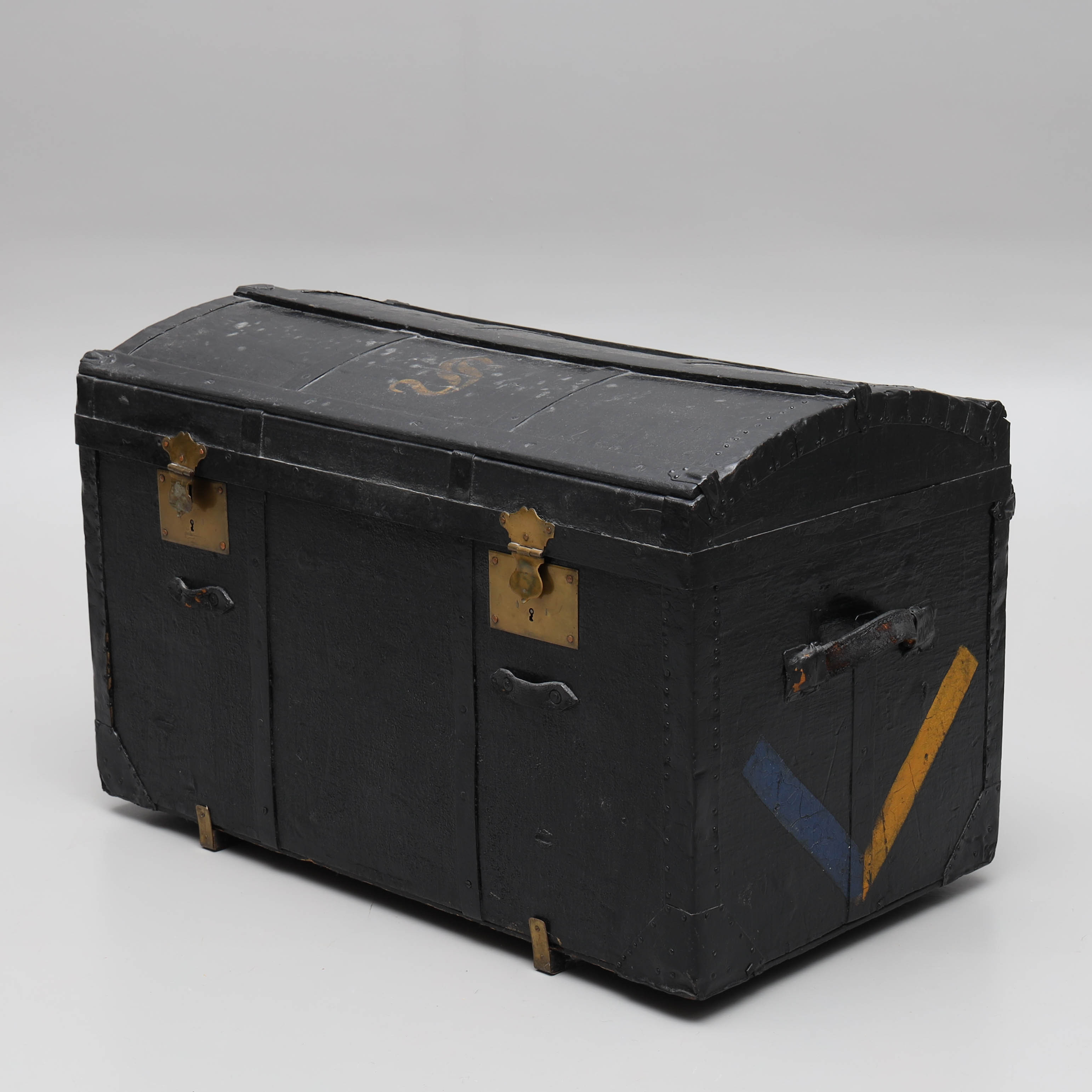 KOFFERT/KISTA, bemålad med kunglig krona, 1800-tal.