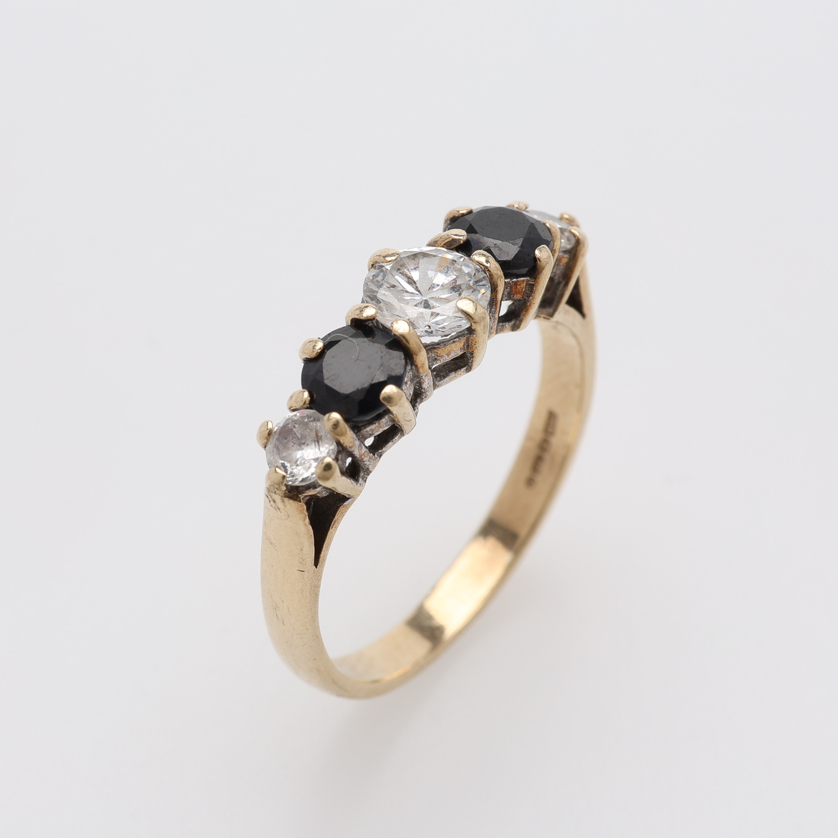 RING, 9K GULD, VITA & MÖRKBLÅ STENAR, BIRMINGHAM, TOTALVIKT Ca. 2,7 g.