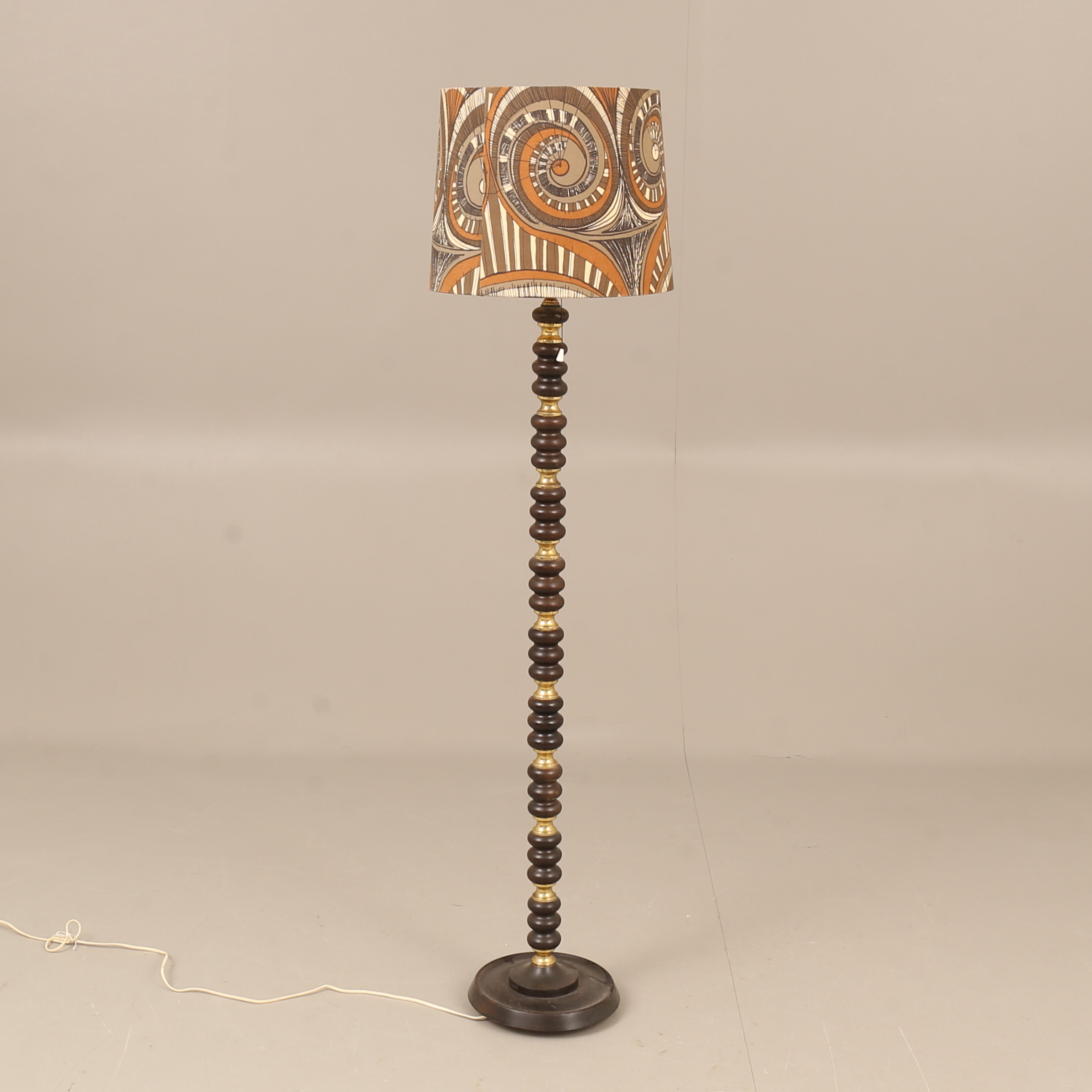 GOLVLAMPA, trä och mässing, 1900-talets andra hälft.