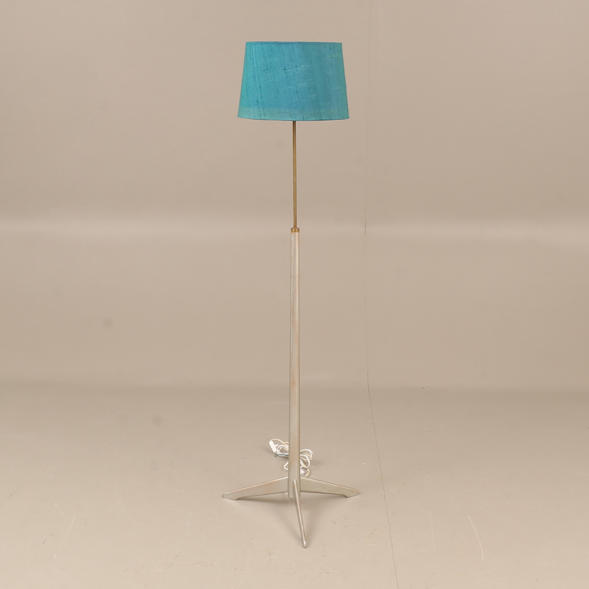 GOLVLAMPA, metall, 1900-talets andra hälft.