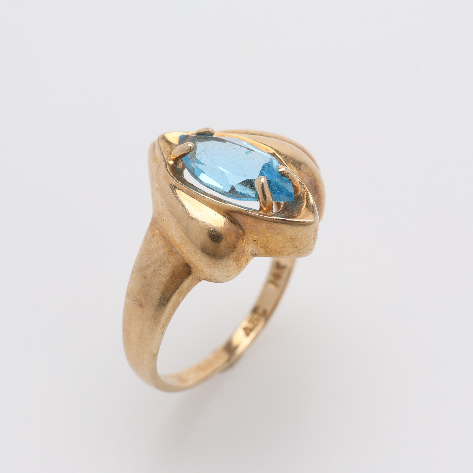 RING, 14K GULD & LJUSBLÅ SYNTETISK TOPAS, TOTALT Ca. 3,3 g.