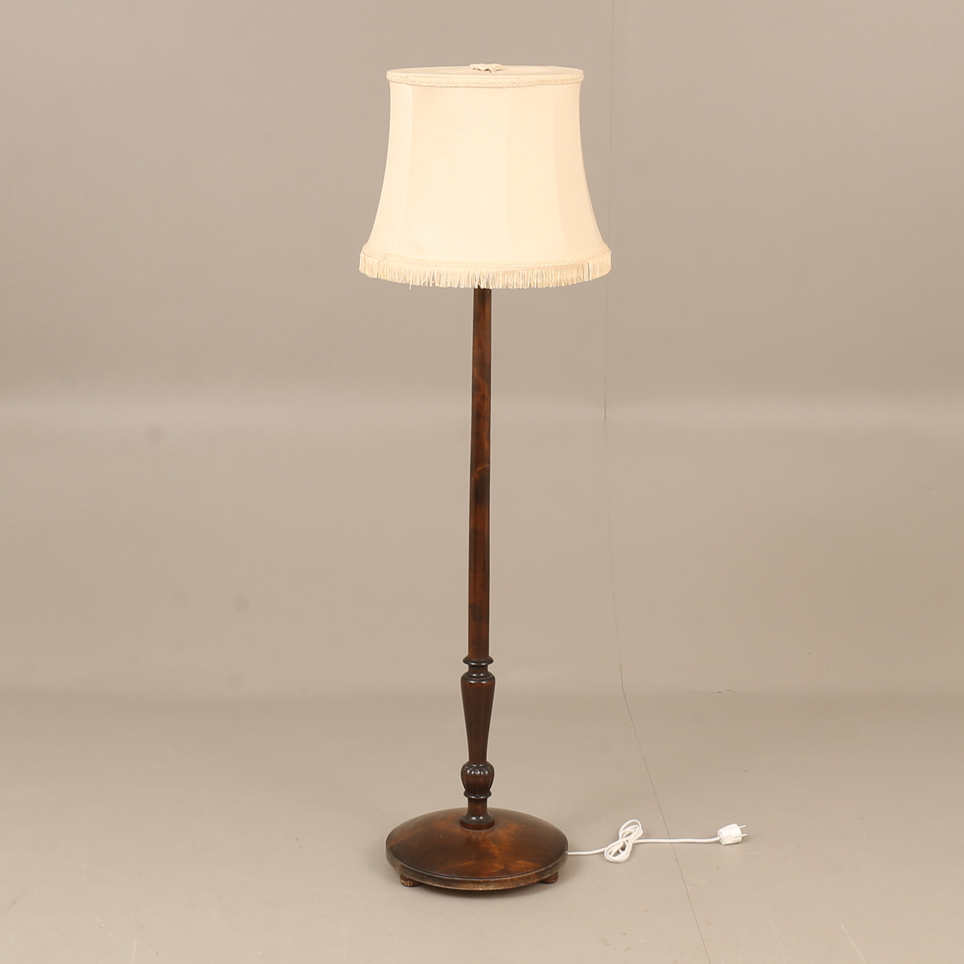 GOLVLAMPA, trä, 1900-talets första hälft.