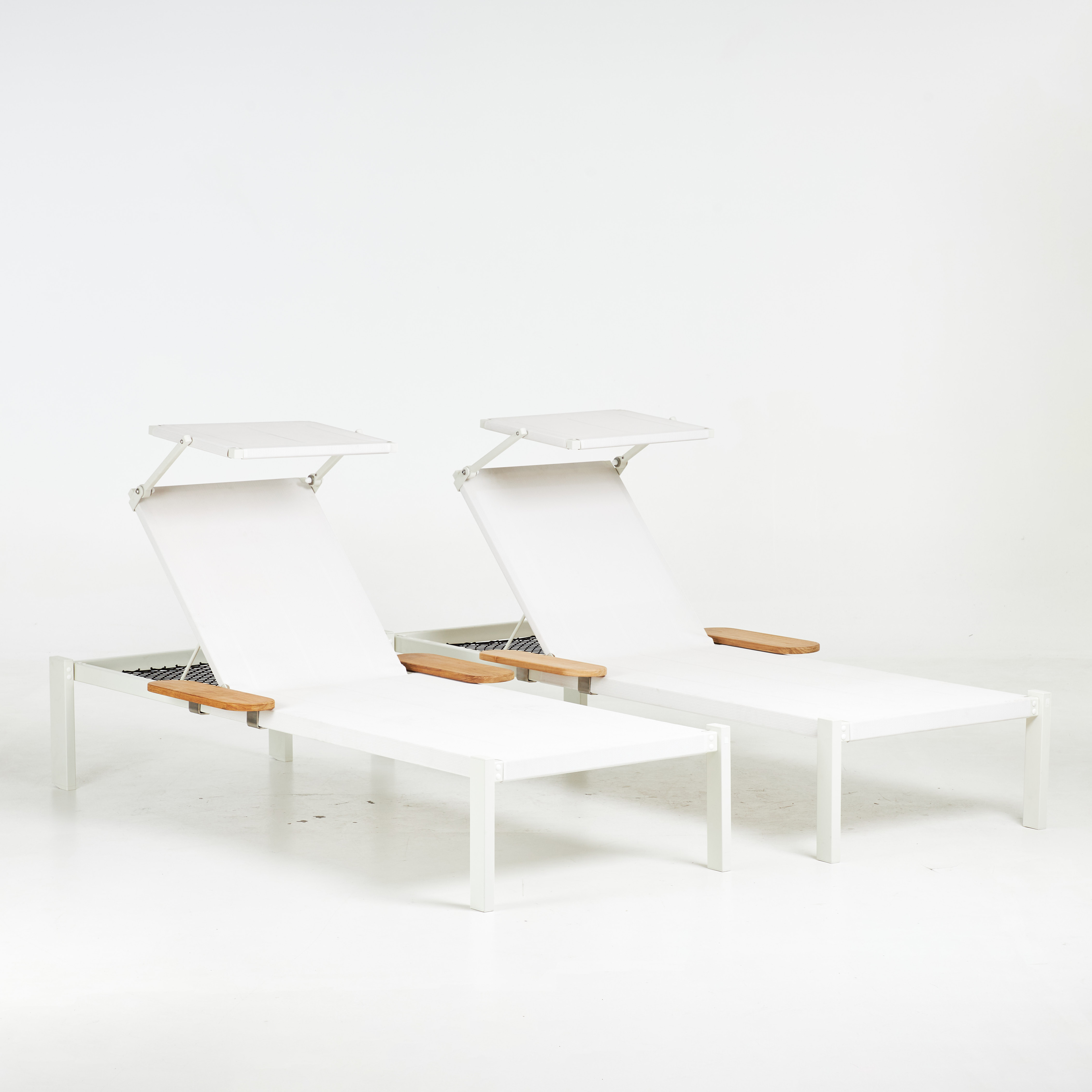SOLBÄDDAR, 1-par, "Shine Sunbed", med armlän i teak, design Arik Levy för EMU, vitlackerade.