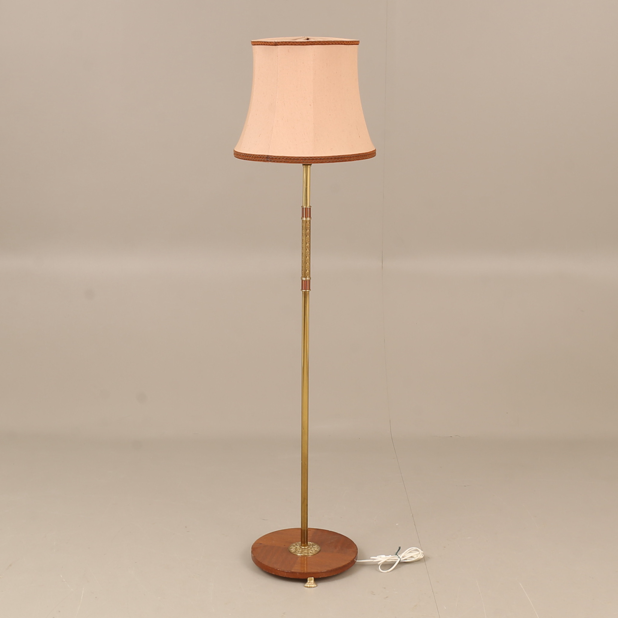 GOLVLAMPA, trä och metall, 1900-talets andra hälft.