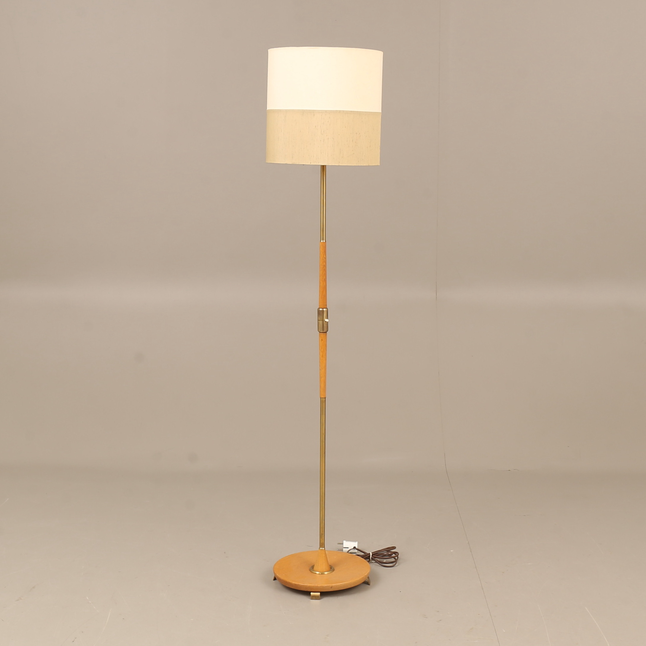 GOLVLAMPA, trä och mässing, 1900-talets andra hälft.