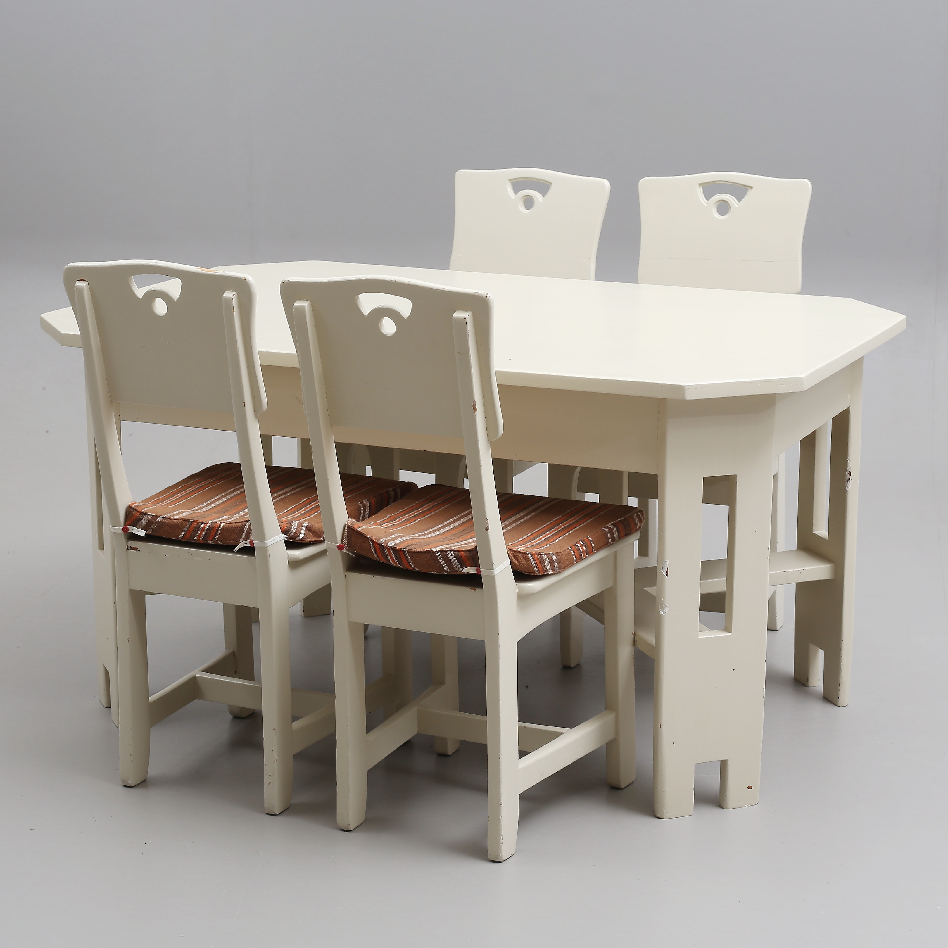 MATGRUPP, 5 delar, bemålat trä, jugend, 1900-talets första del.