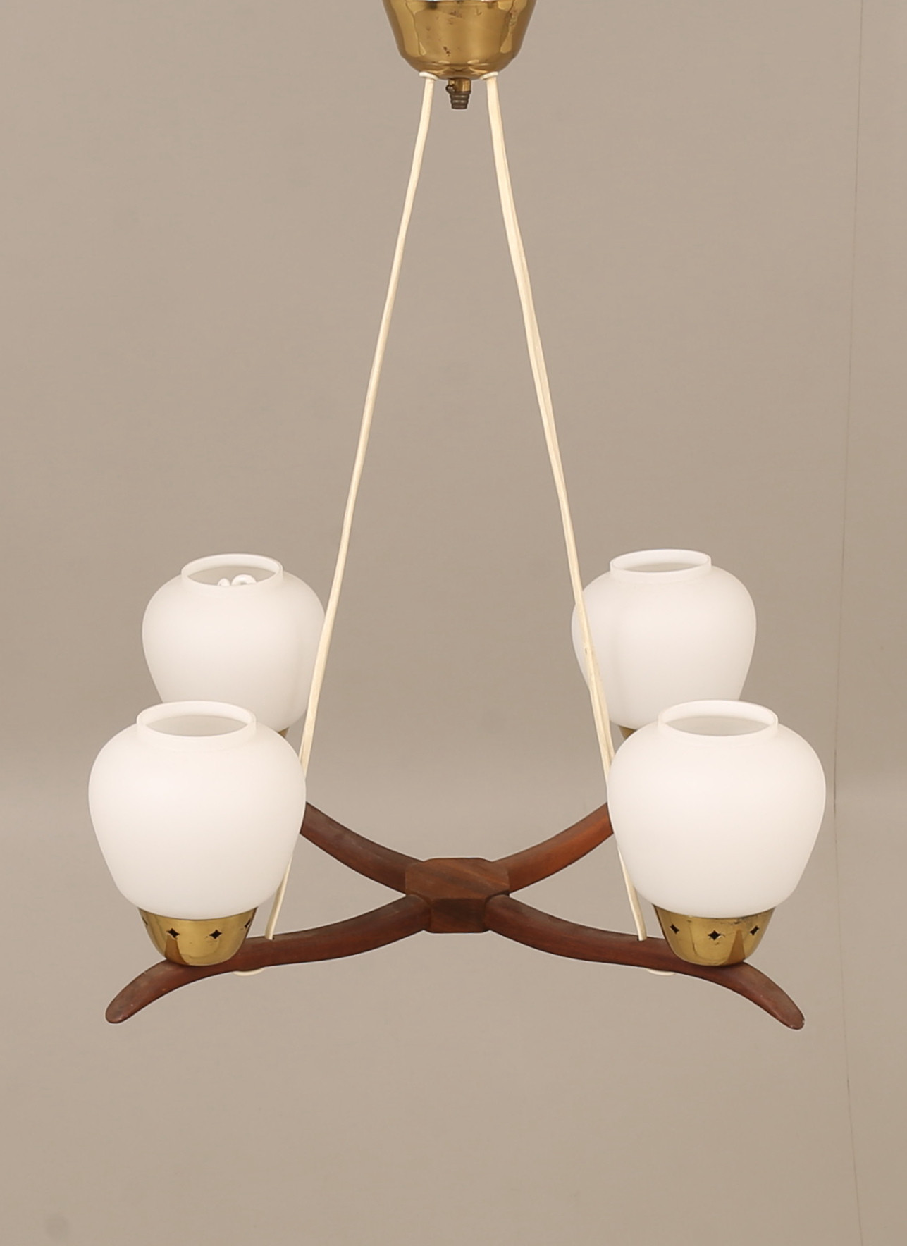 TAKLAMPA, trä och glas, 1900-talets andra hälft.