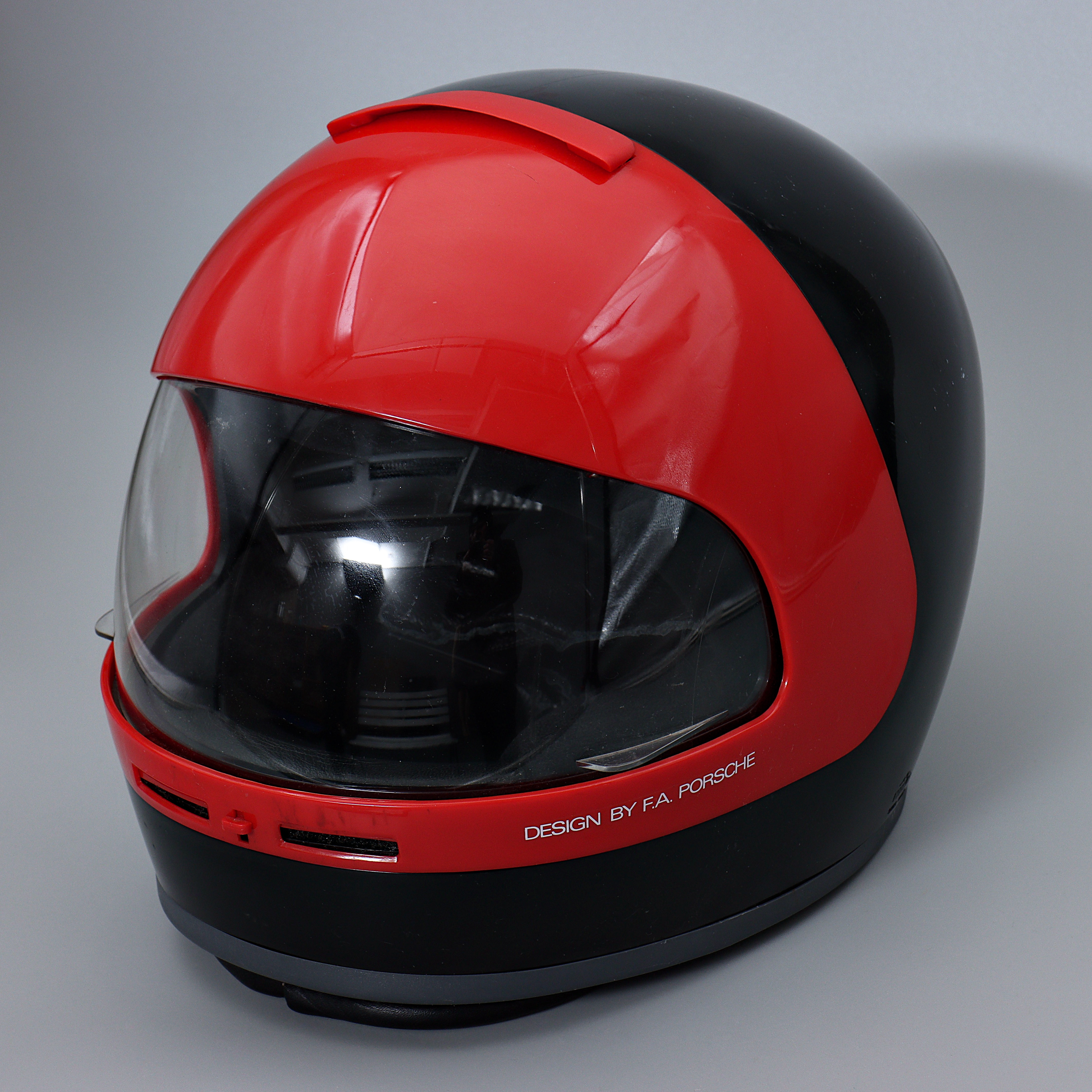 KIWI CP4 MOTORCYKELHJÄLM, DESIGN BY F.A. PORSCHE, SWISS MADE (LITEN STORLEK).