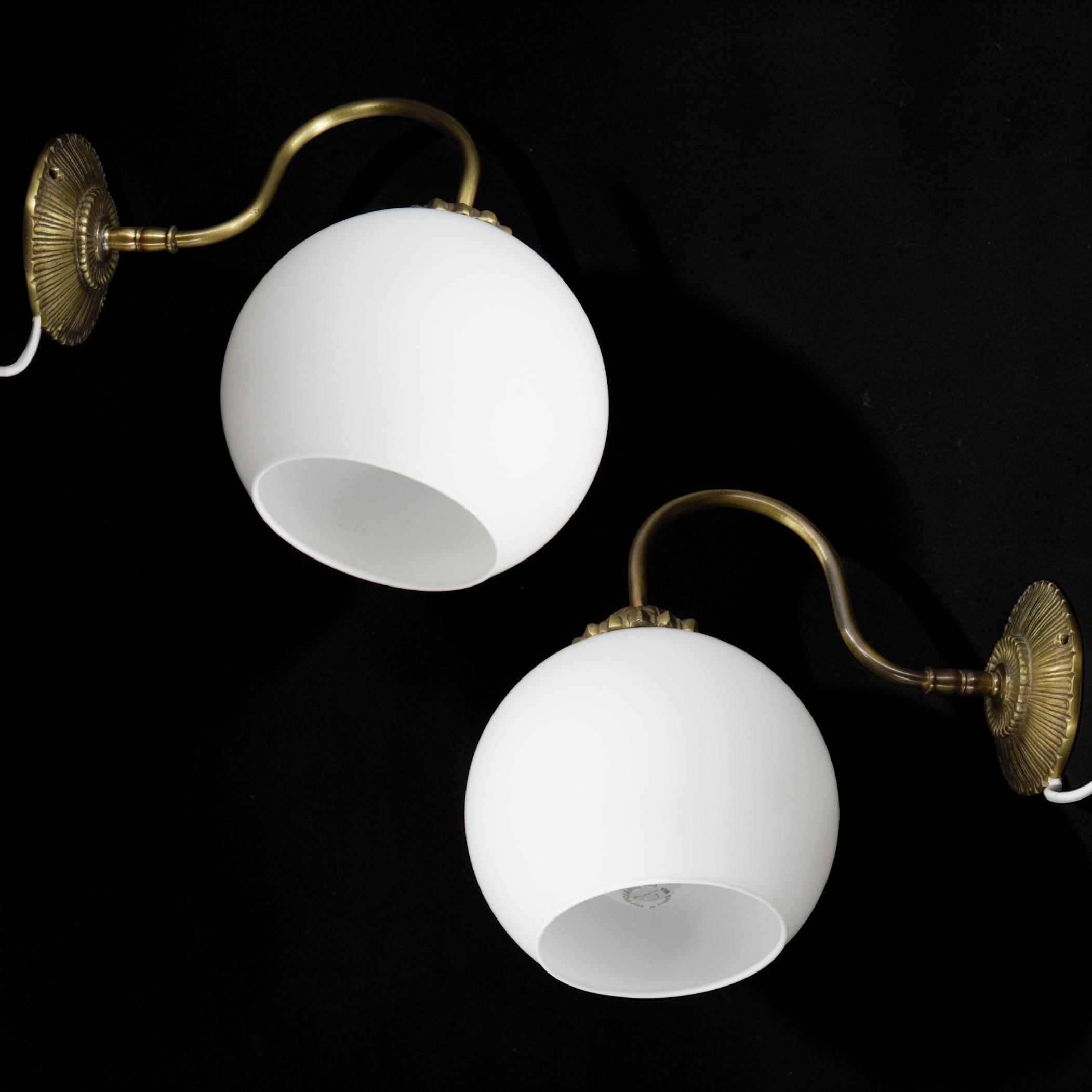 VÄGGLAMPOR, ett par, mässing, kupor av opalglas, 1900-tal.