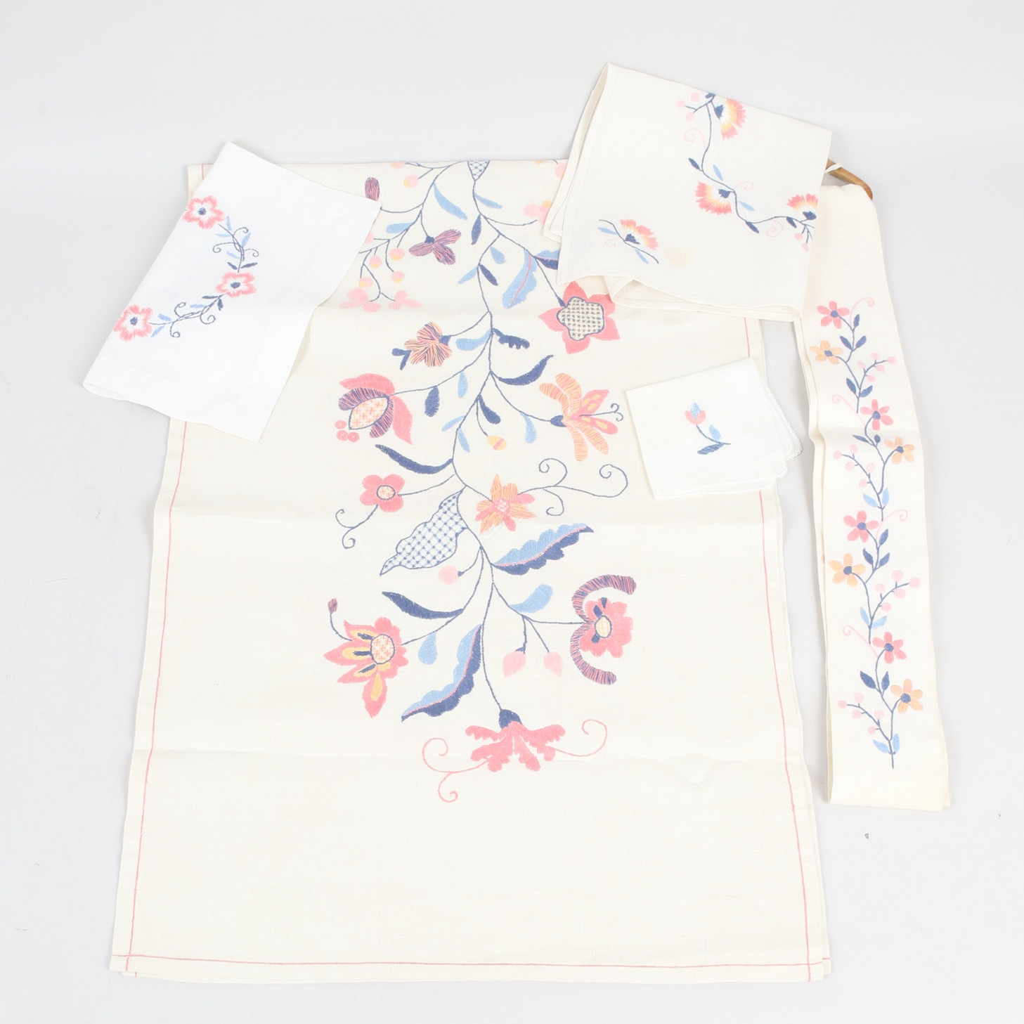 DUKAR & BRICKBAND, 5 st, textil, Blekingesöm, 1900-talets andra hälft.