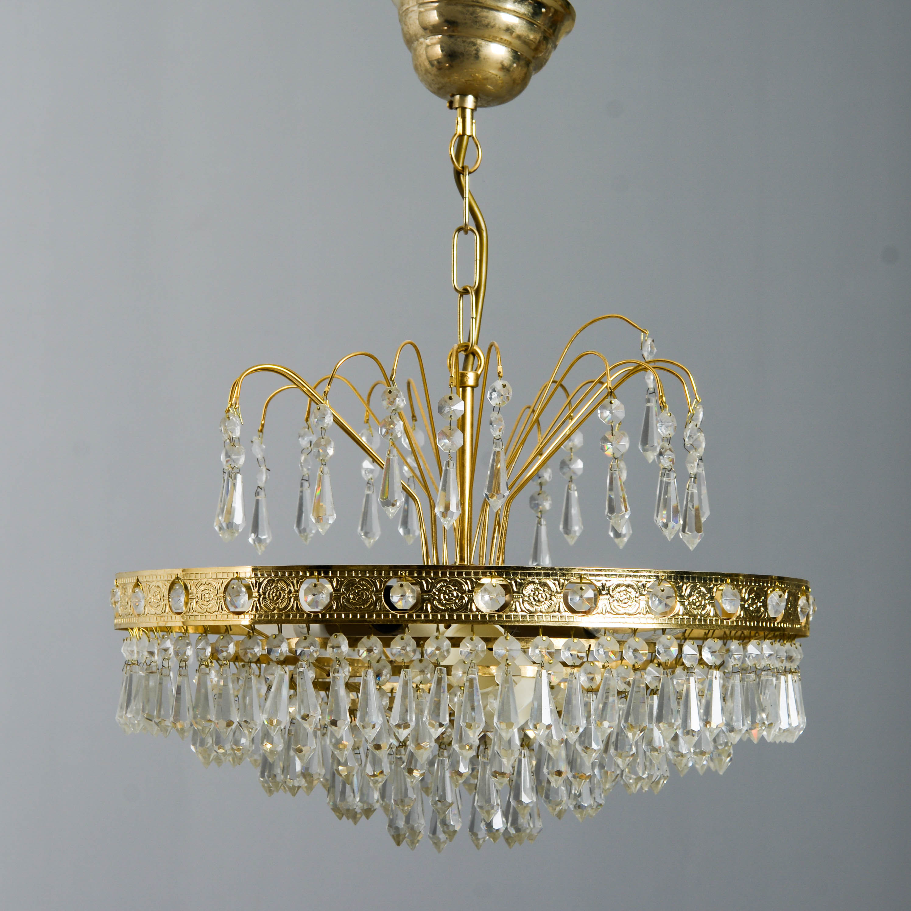 TAKLAMPA, med prismor, empirstil, 1900-tal.