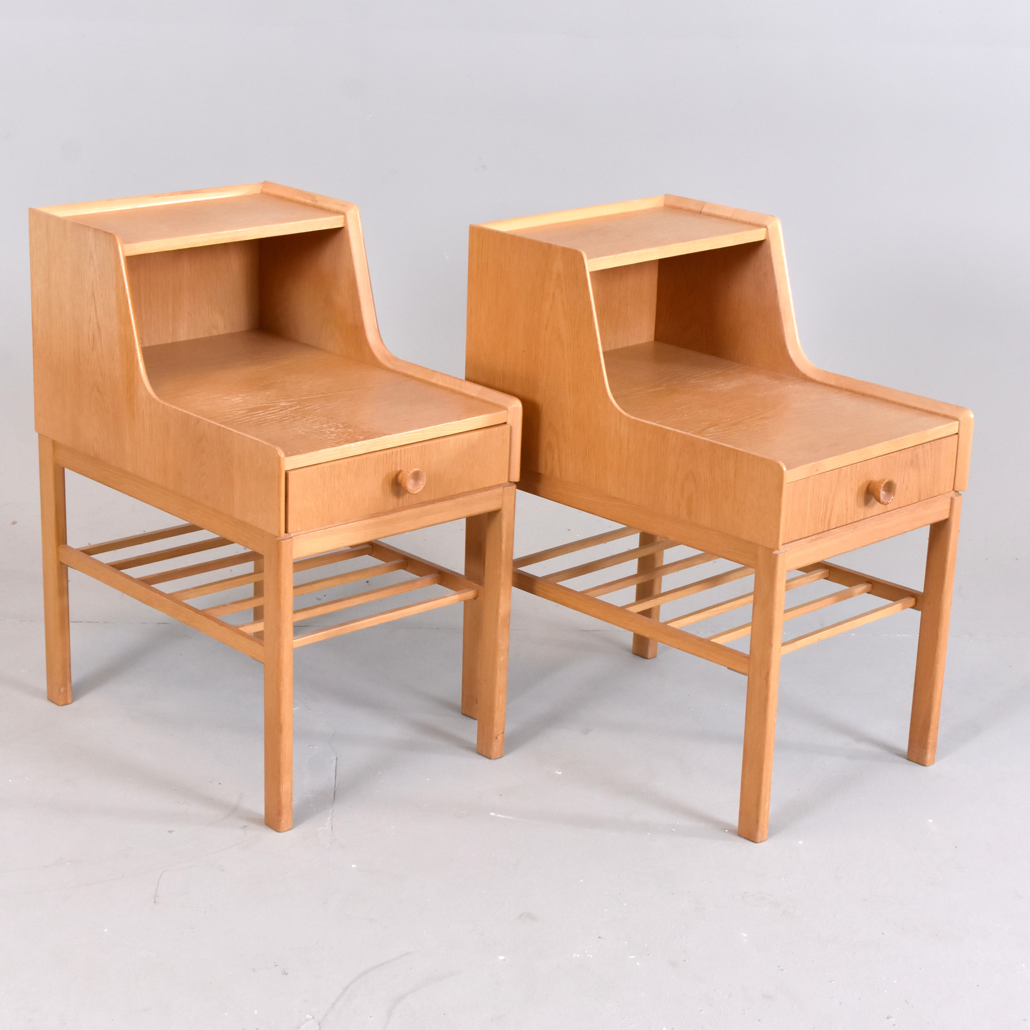 SÄNGBORD, ett par, ek, 1900-talets mitt.