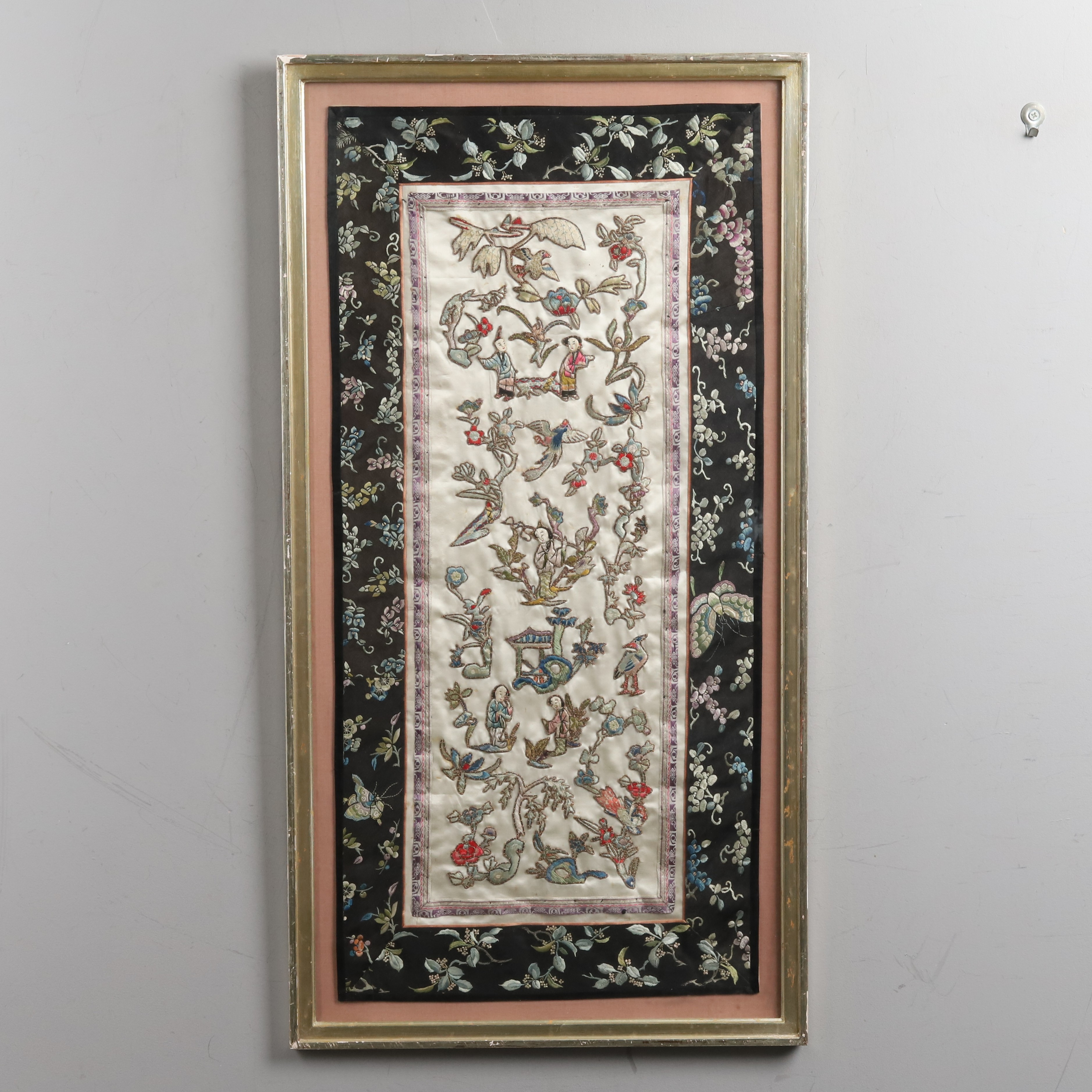 SIDENBRODERIER. Figurscener, Kina, 1900-tal.