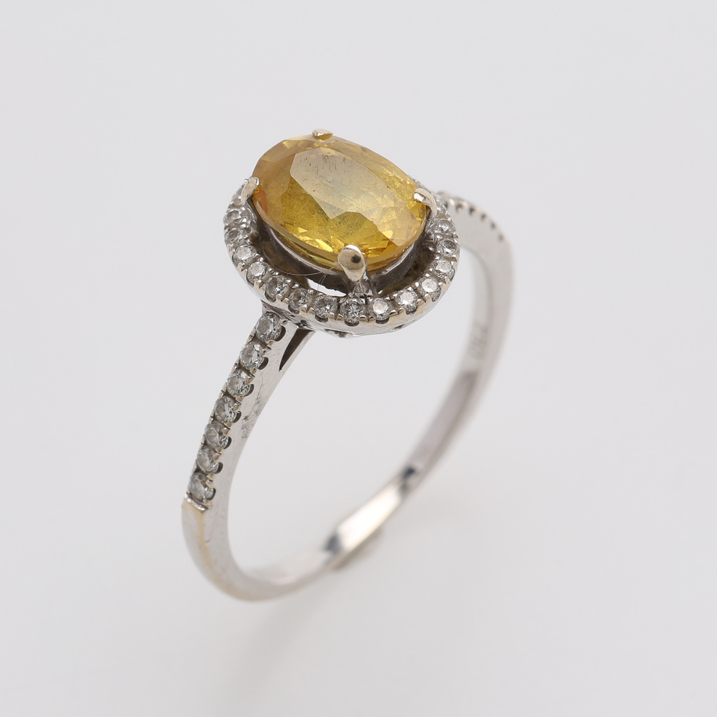 RING, 18K VITGULD, GUL TOPAS & SMÅ DIAMANTER, TOTALT Ca. 2,1 g.