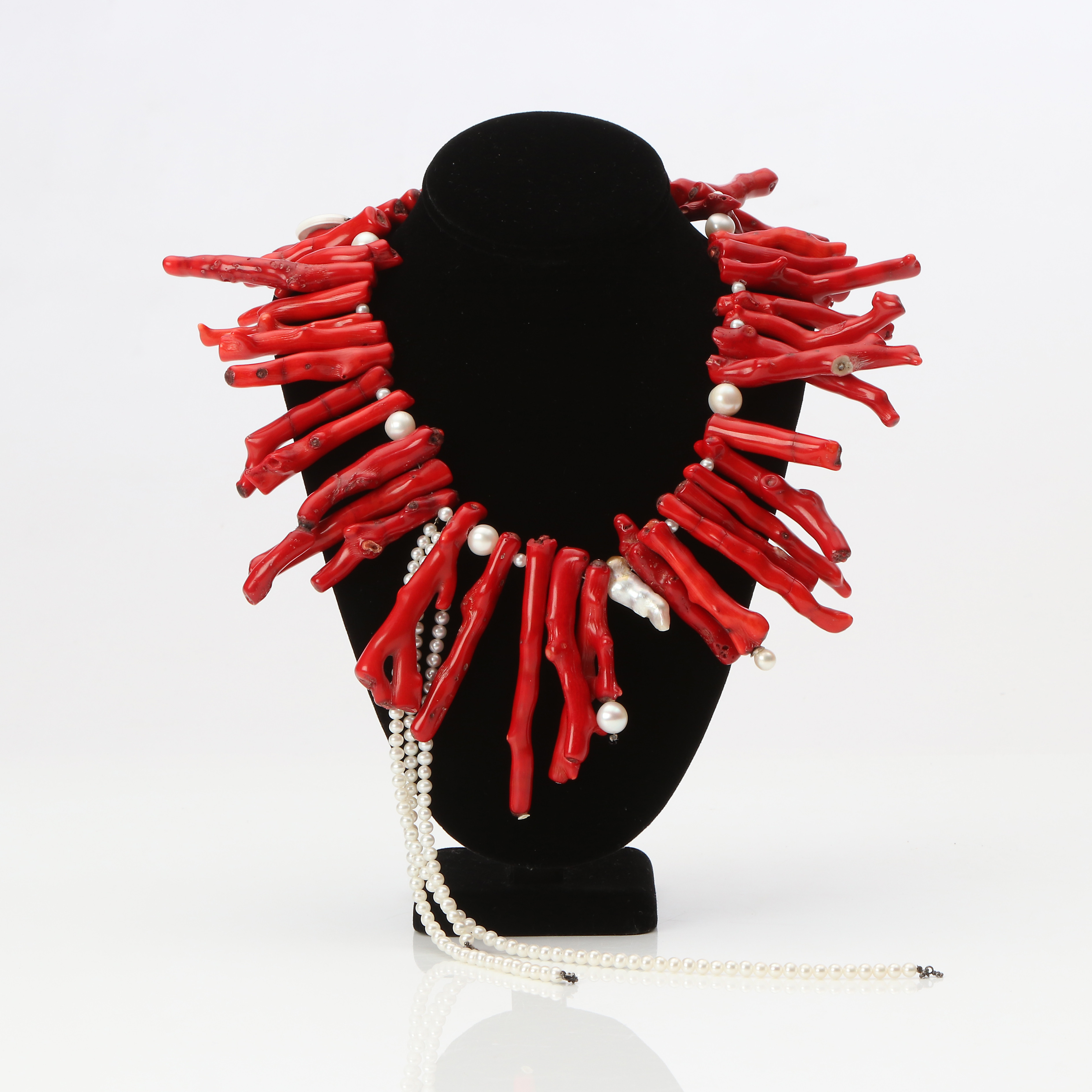 STÖRRE COLLIER. Bambukorall och odlade sötvattenpärlor.