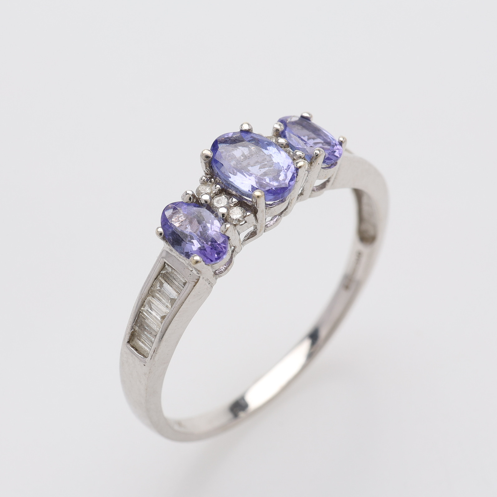 RING, 9K VITGULD, TANZANITER & SMÅ DIAMANTER, QVC, STORBRITANNIEN, TOTALT Ca. 2,3 g.