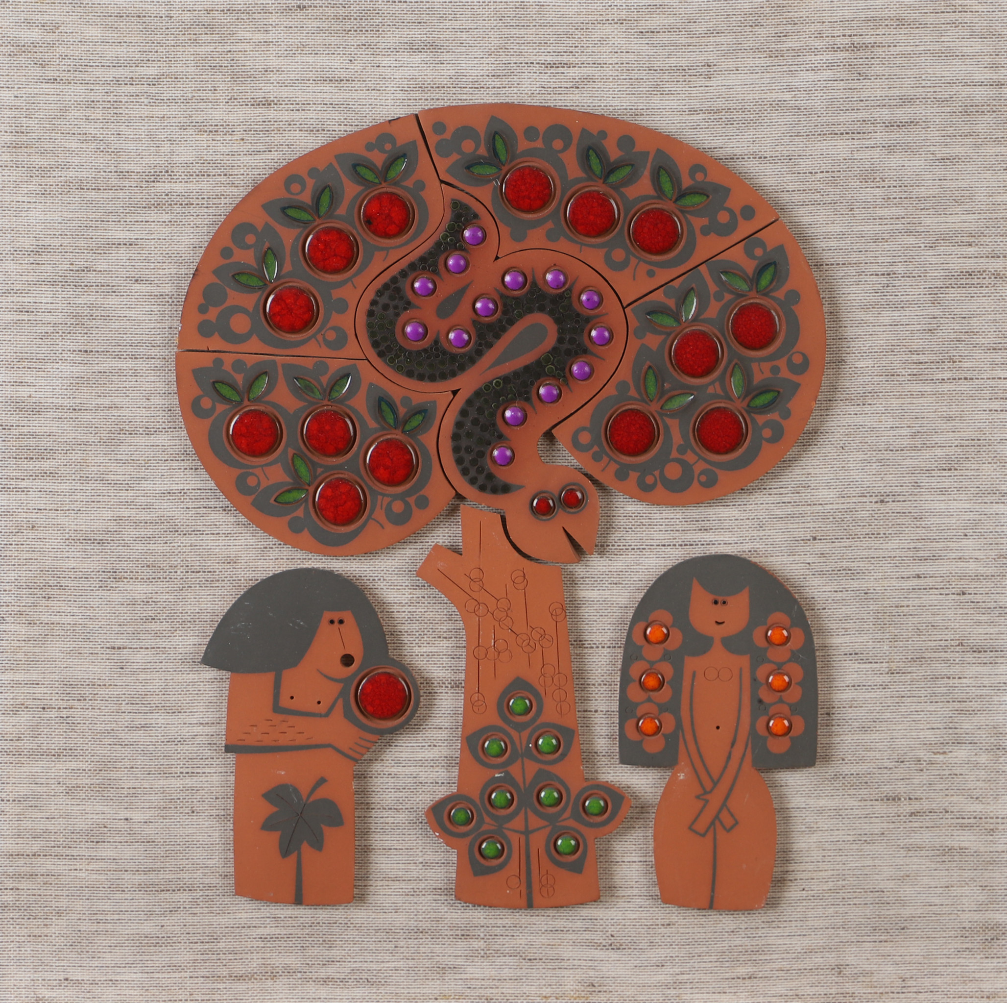 JOHN CLAPPISON. "Adam and Eve with Serpent", terrakotta på spånskiva, "Muramic", Hornsea pottery co Ltd, Yorkshire, England, 1900-talets andra hälft.