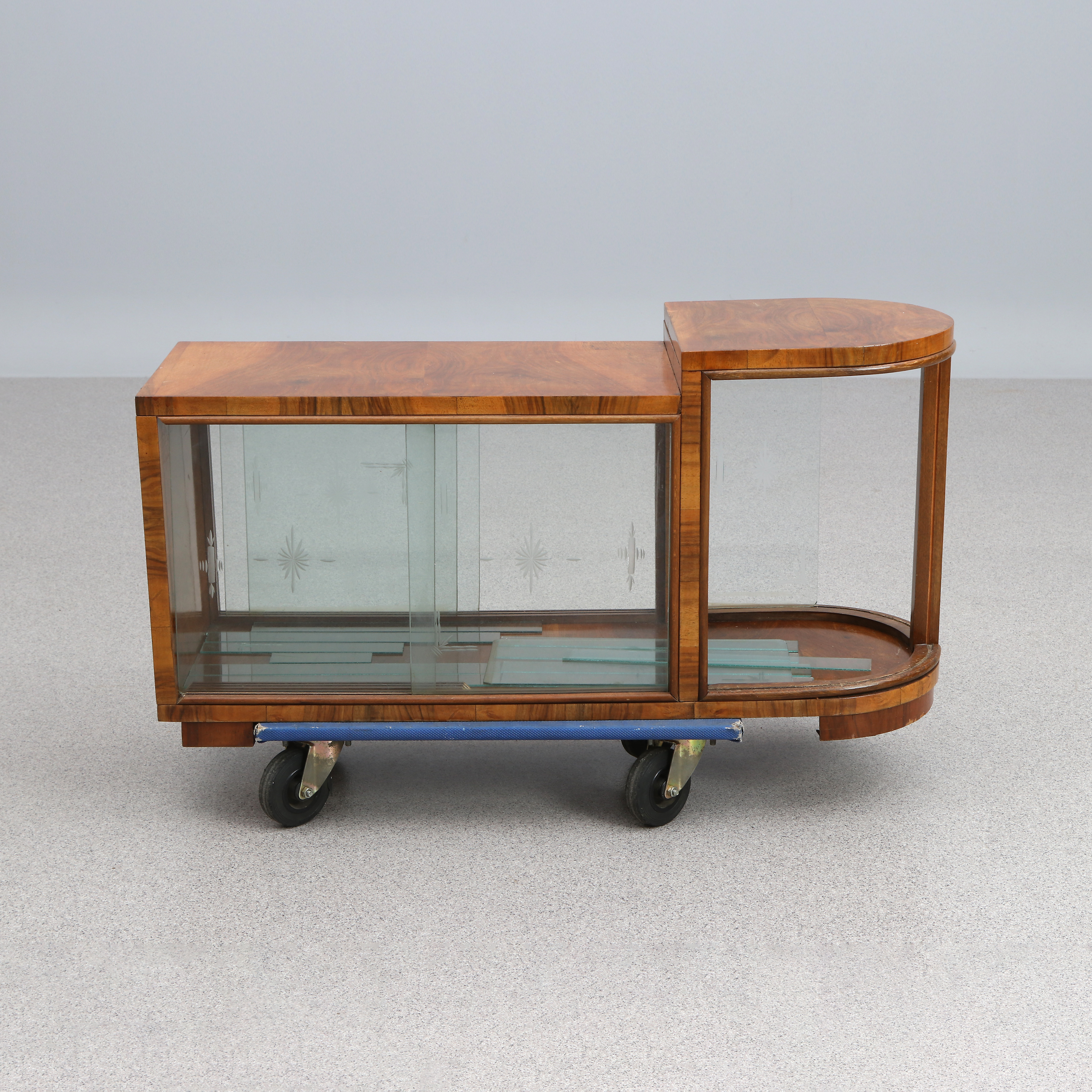 VITRINMÖBEL. Valnöt och glas. Art Deco, 1920/30-tal.