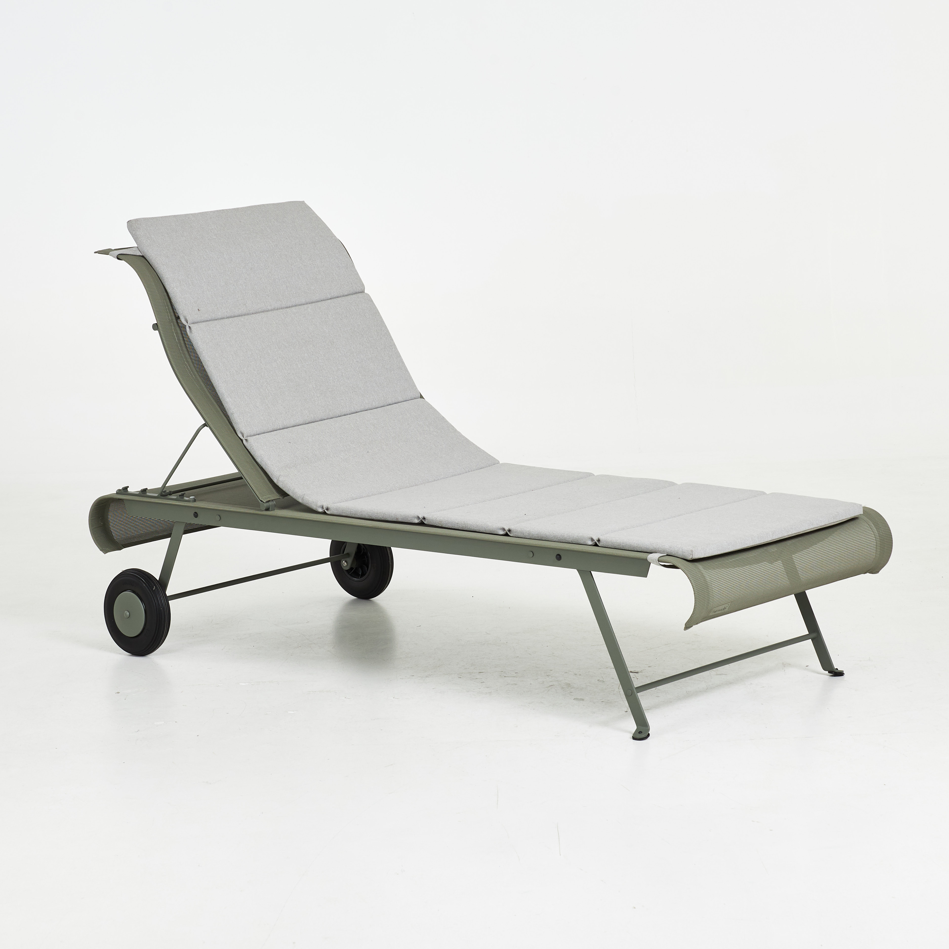 SOLBÄDD, "Dune", lackerad i grön kulör, design Pascal Mourgue, Fermob.