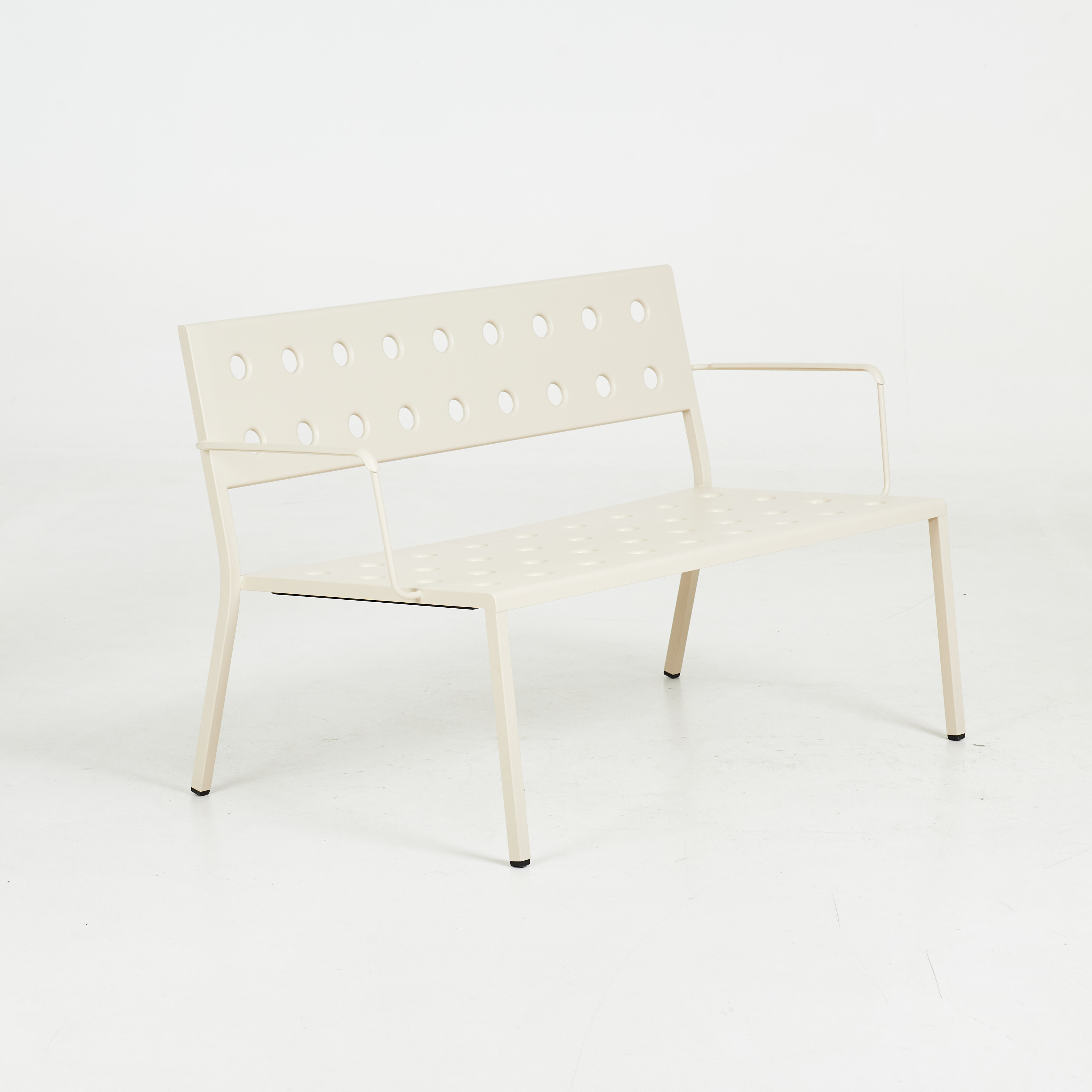 RONAN & ERWAN BOUROULLEC. "Balcony Lounge Bench", med armstöd, för HAY, samtida, pulverlackerad stål, Chalc beige.
